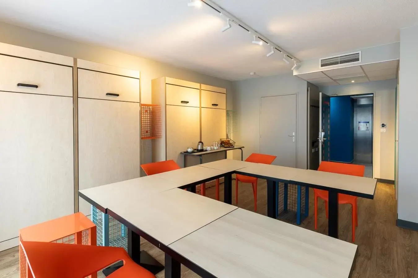 Meeting/conference room, Kitchen/Kitchenette in ibis Budget Millau Viaduc