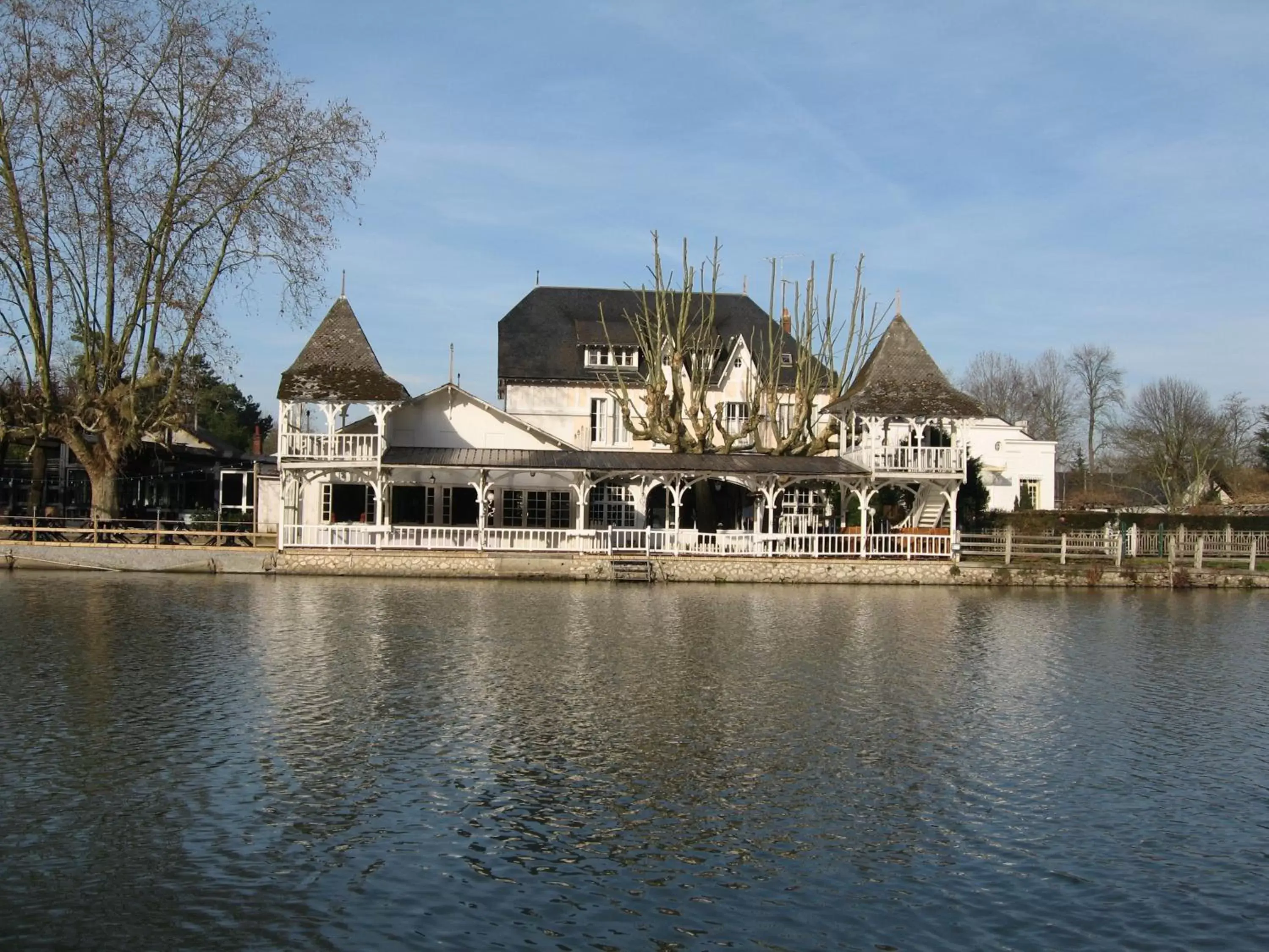 Property Building in Hotel Restaurant Pavillon Bleu