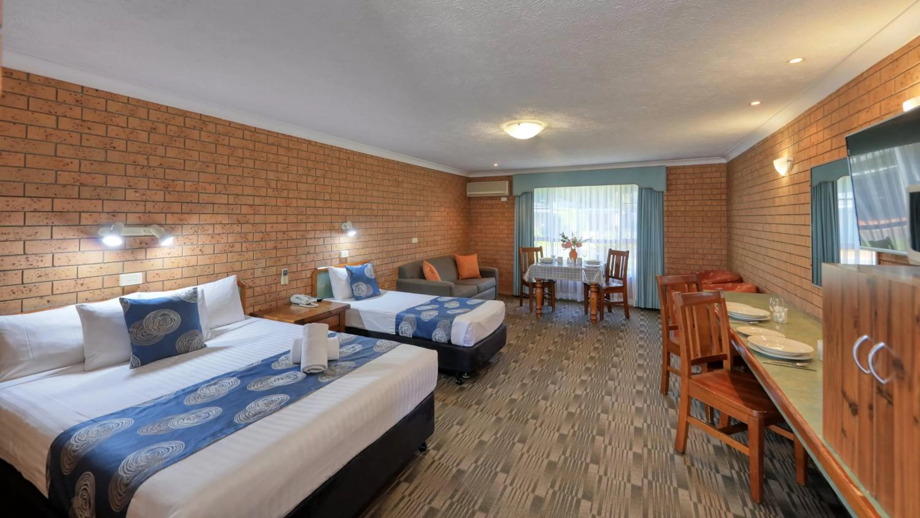 Bedroom, Bed in James Street Motor Inn