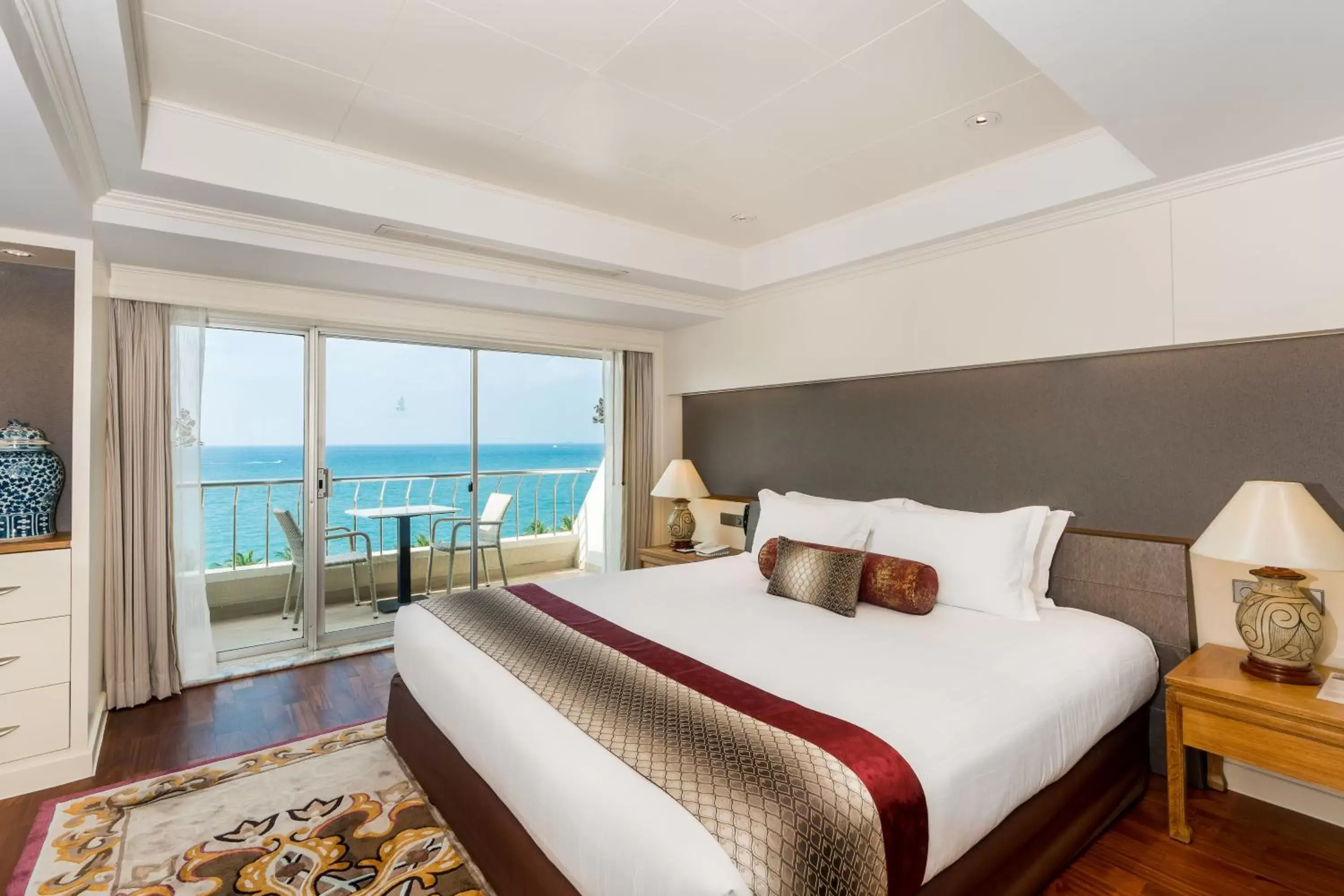 Bedroom, Bed in Royal Wing Suites & Spa Pattaya