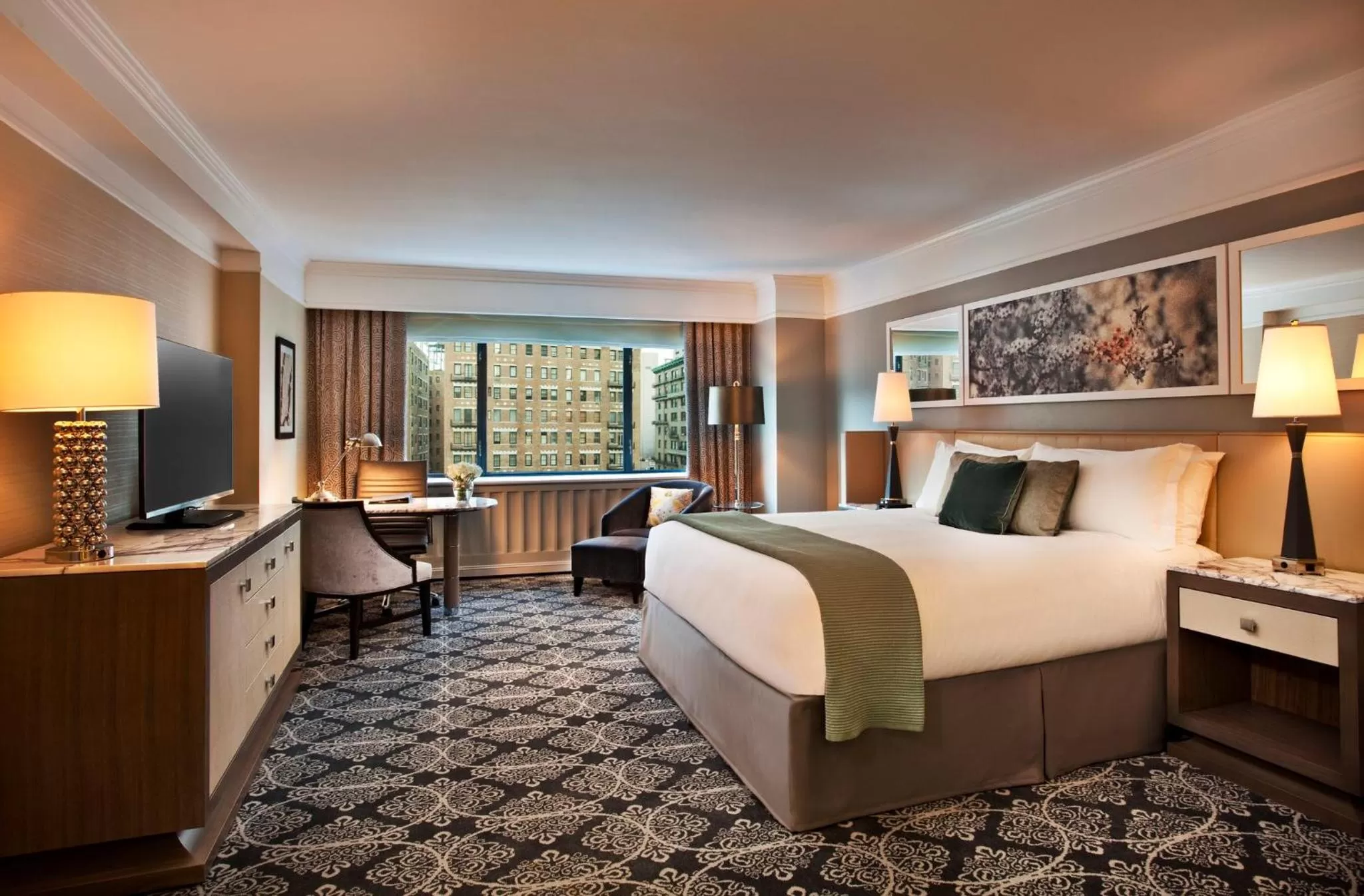 Photo of the whole room, Bed in Loews Regency New York Hotel