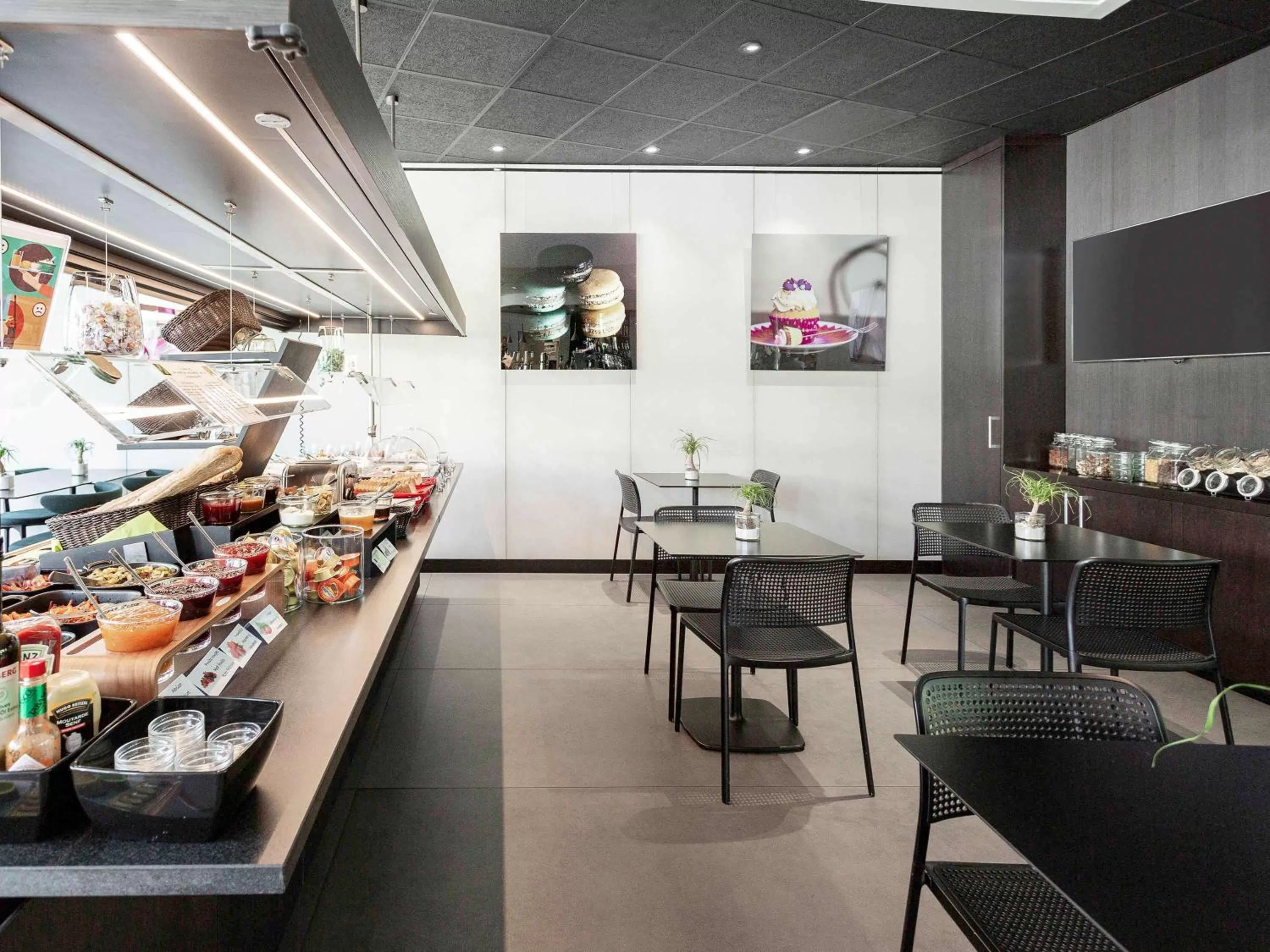 Restaurant/places to eat in Novotel Suites Genève Aéroport