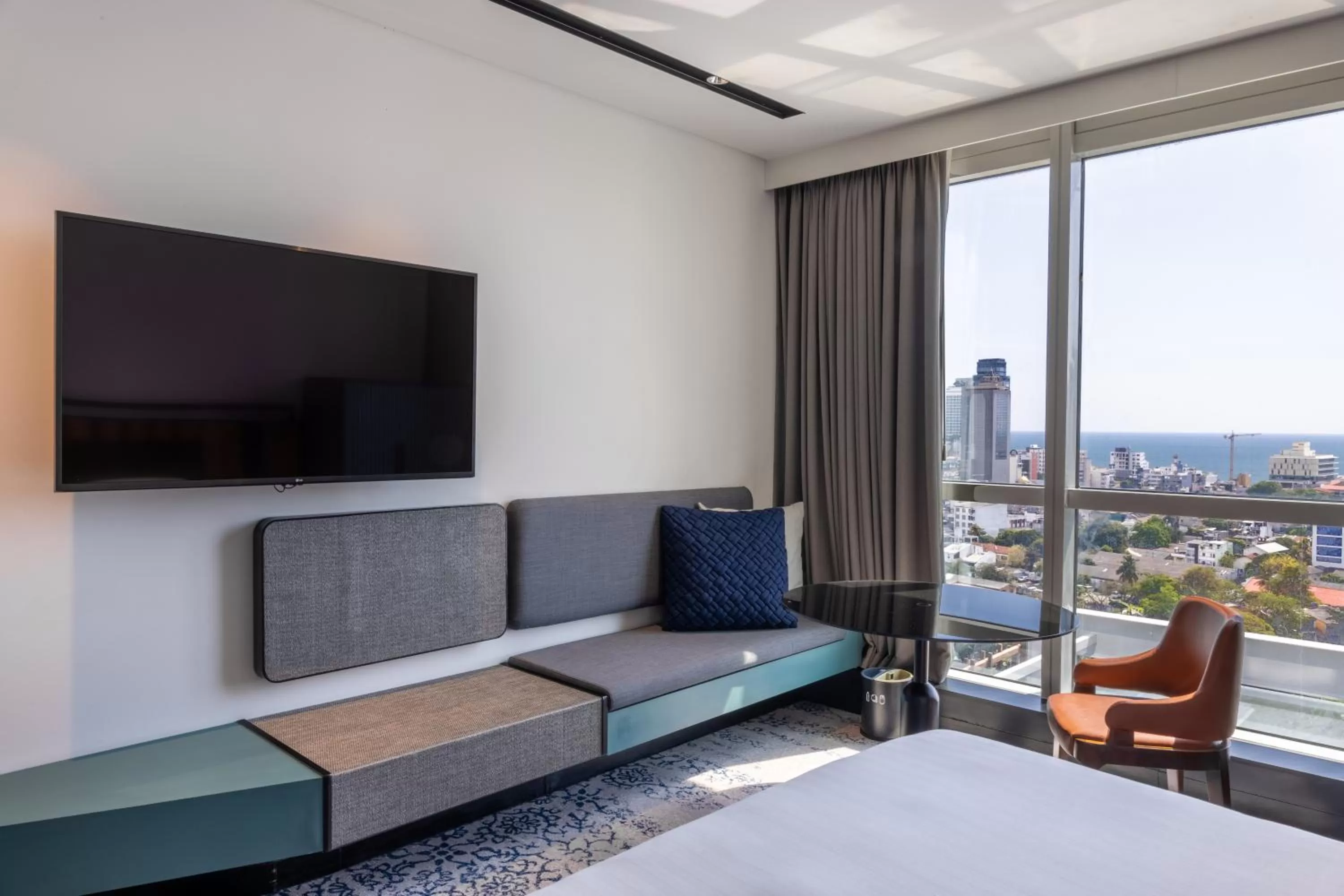 TV and multimedia, Bed in Courtyard by Marriott Colombo