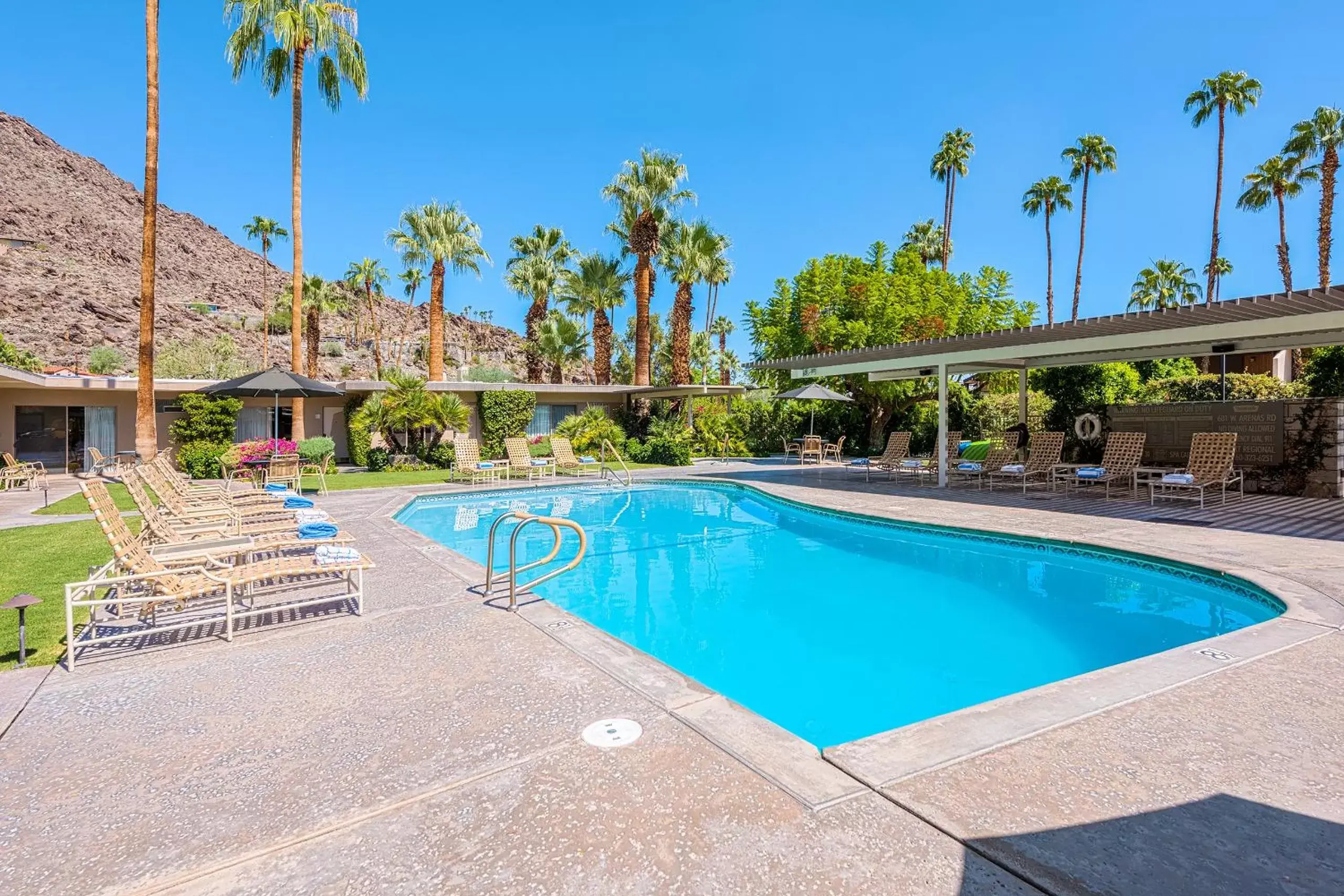 Property building, Swimming Pool in Desert Hills