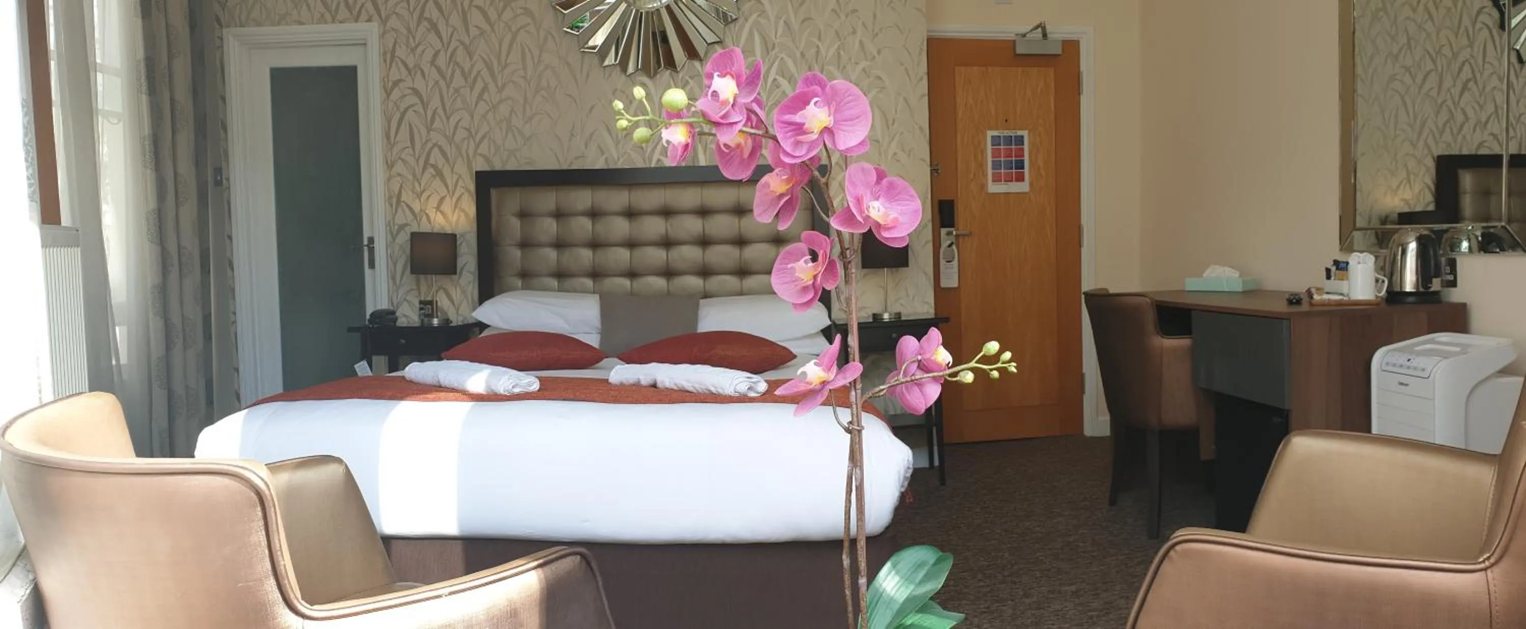 Photo of the whole room, Bed in Duke Of Leinster Hotel