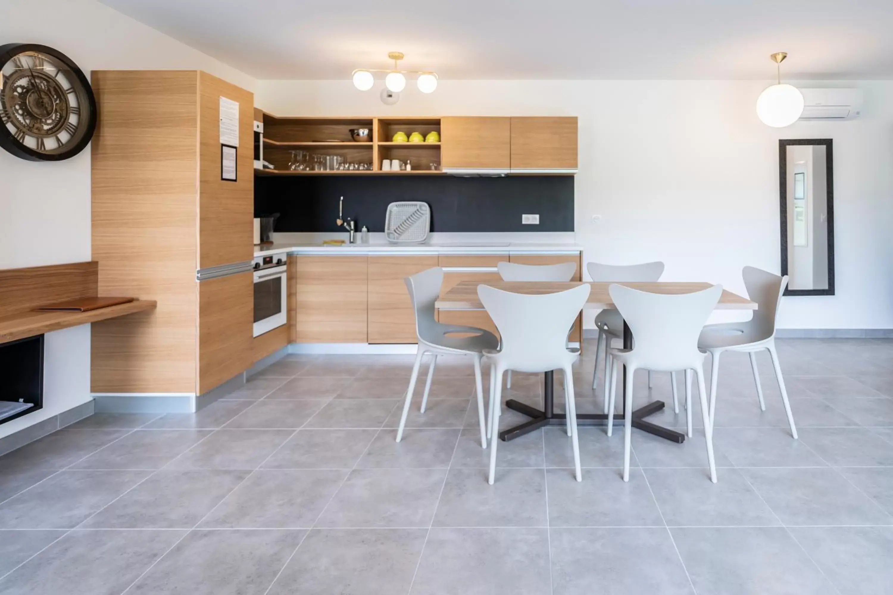 Kitchen or kitchenette, Dining Area in hôtel résidence a torra