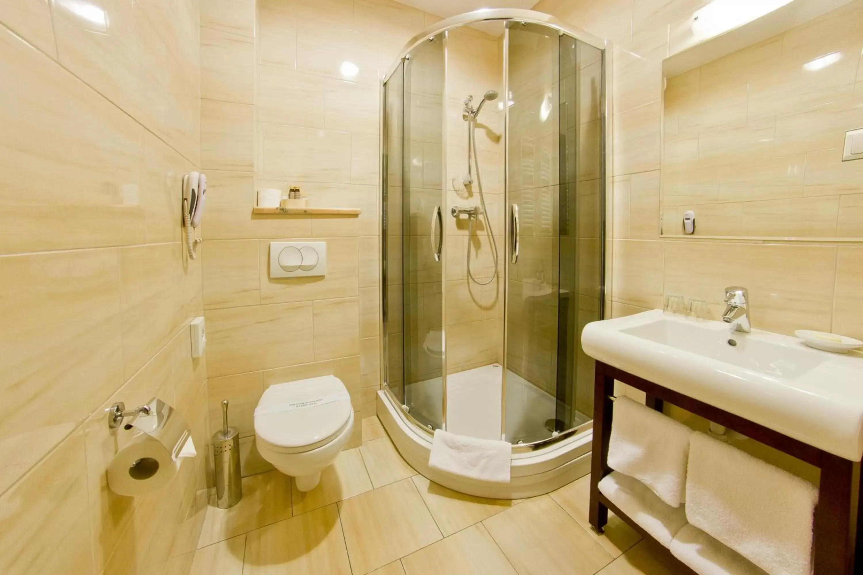 Shower, Bathroom in Hotel Columbus