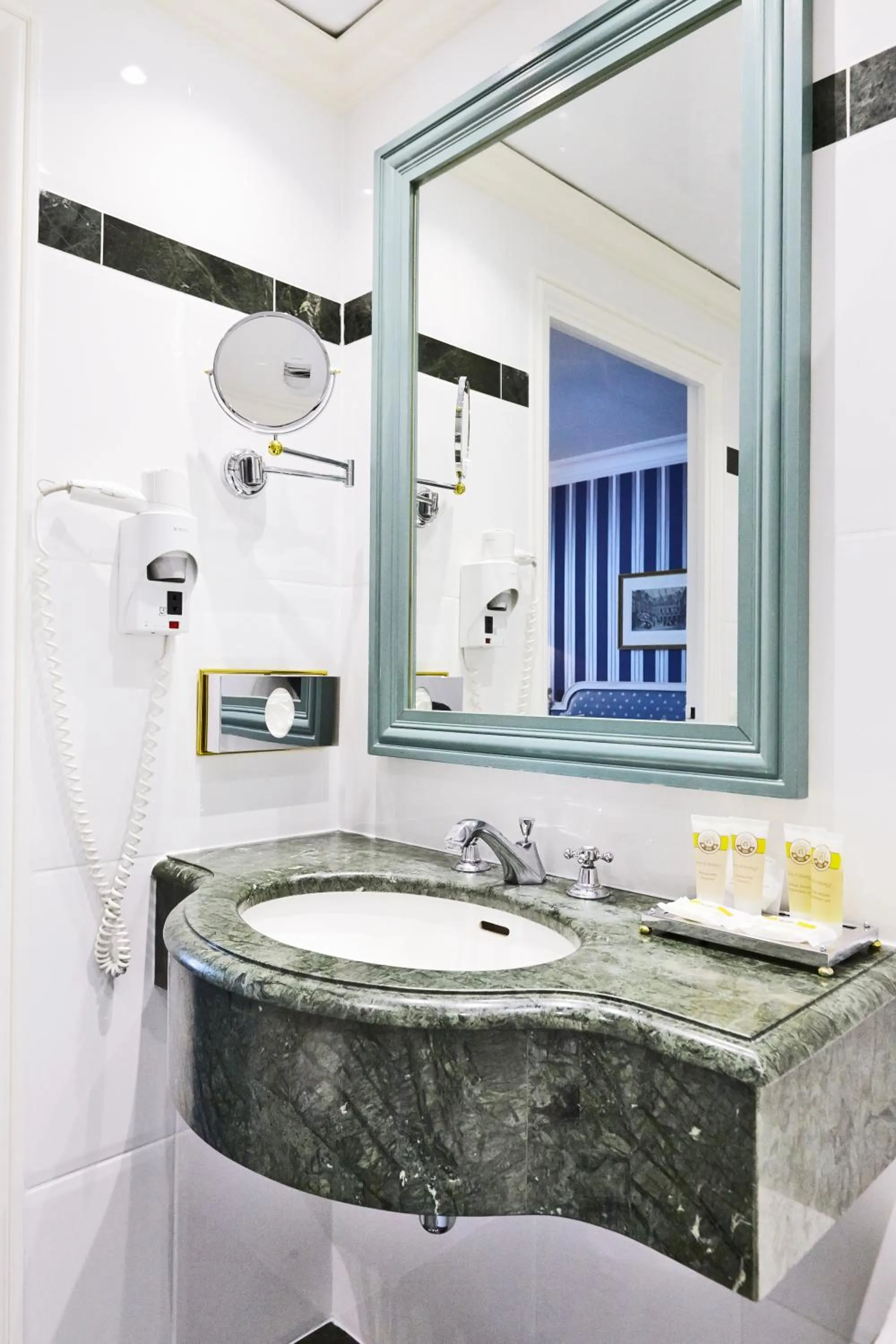 Bathroom in Golden Tulip Washington Opera