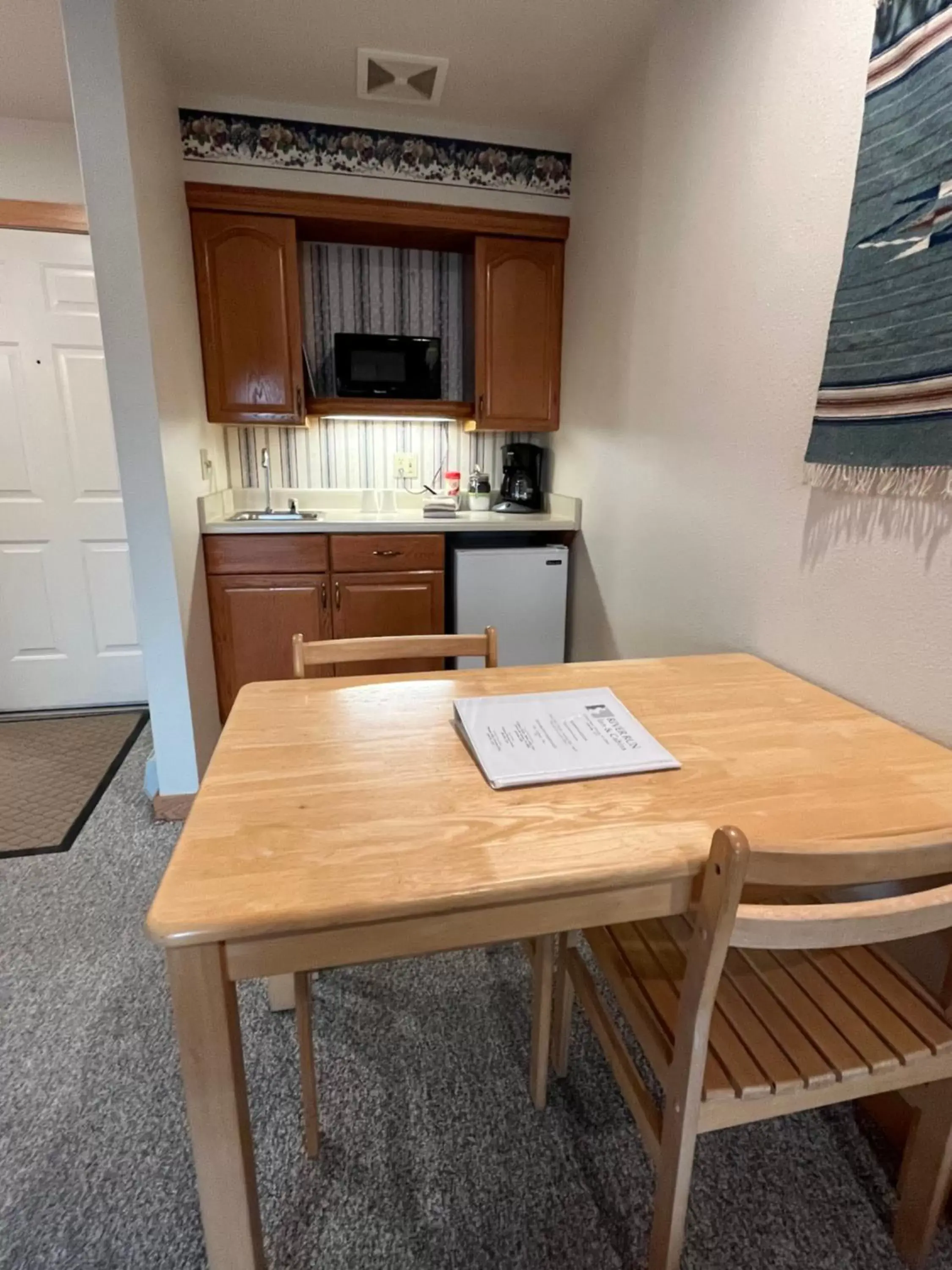 Kitchen or kitchenette, Dining Area in River Run Inn