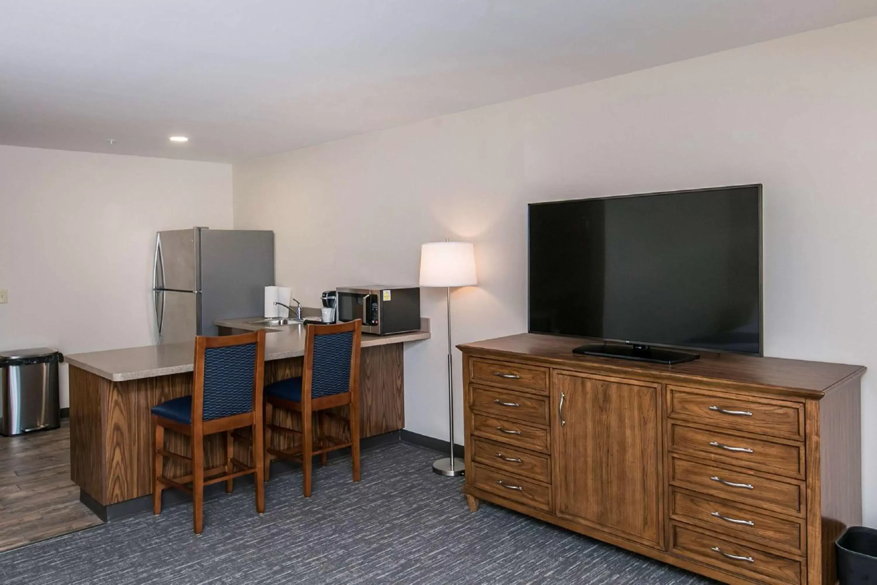 Photo of the whole room, TV/Entertainment Center in SureStay Plus Hotel by Best Western Elizabethtown Hershey