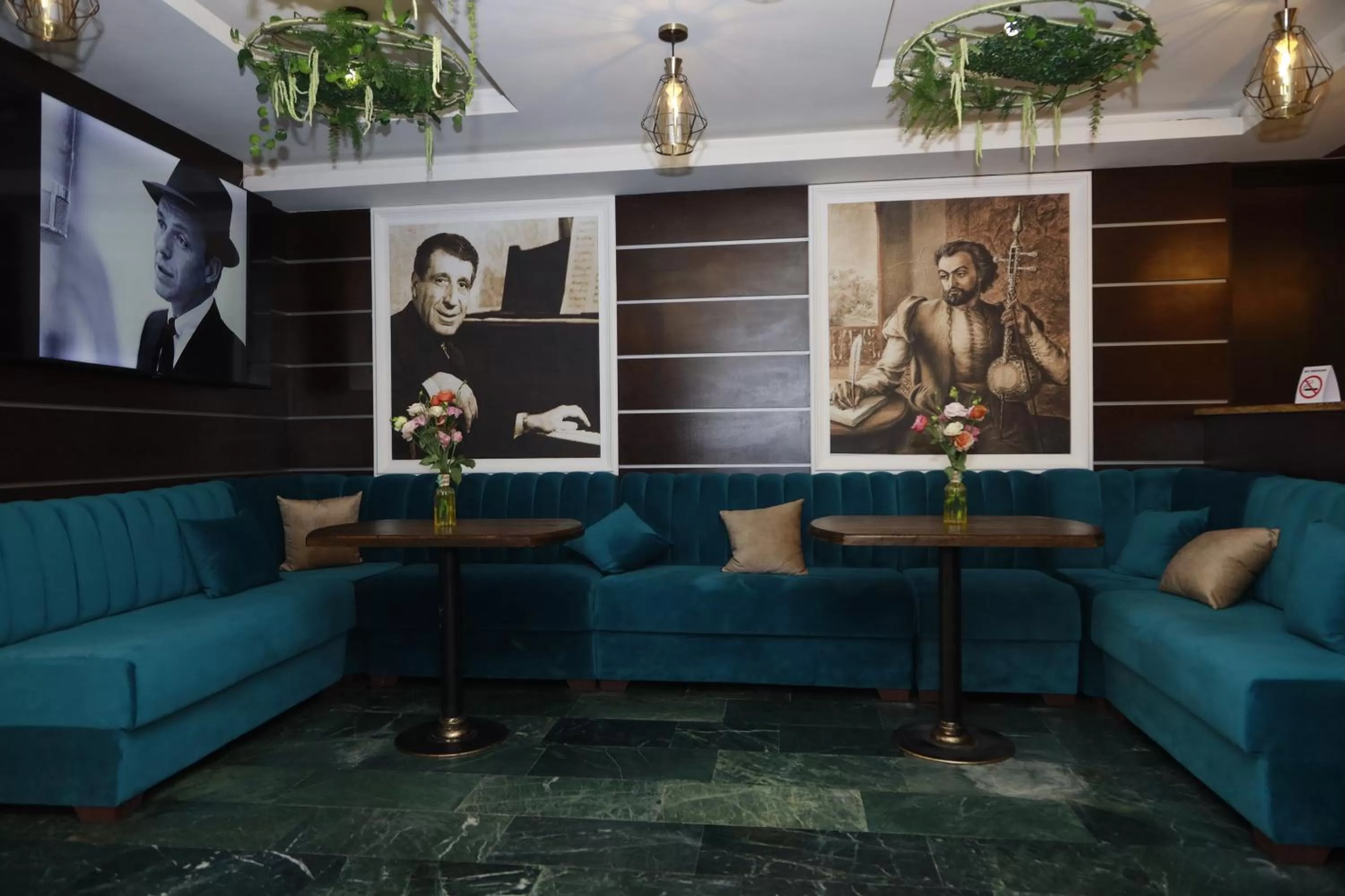 Communal lounge/ TV room in DeLin Hotel And Tours