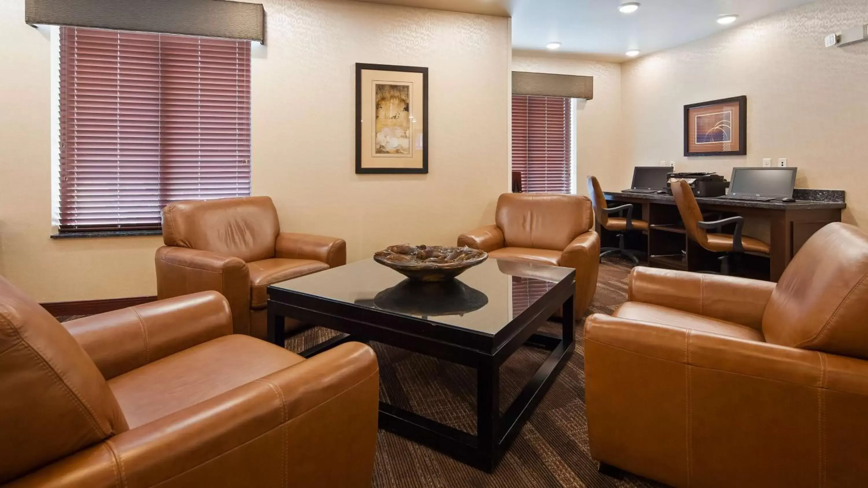 Lobby or reception, Seating Area in Best Western PLUS Casper Inn & Suites