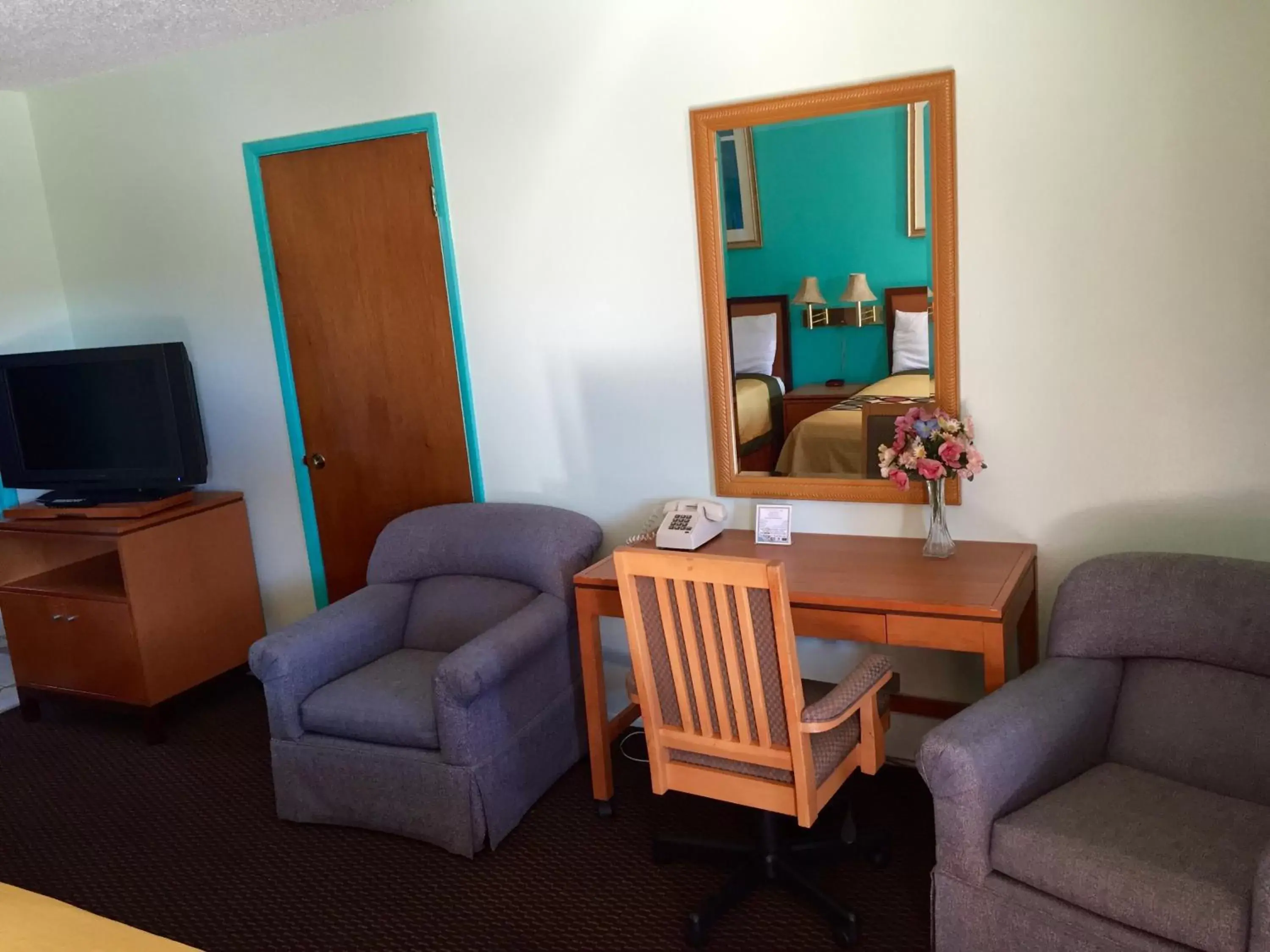 Seating Area in Klamath Motor Lodge