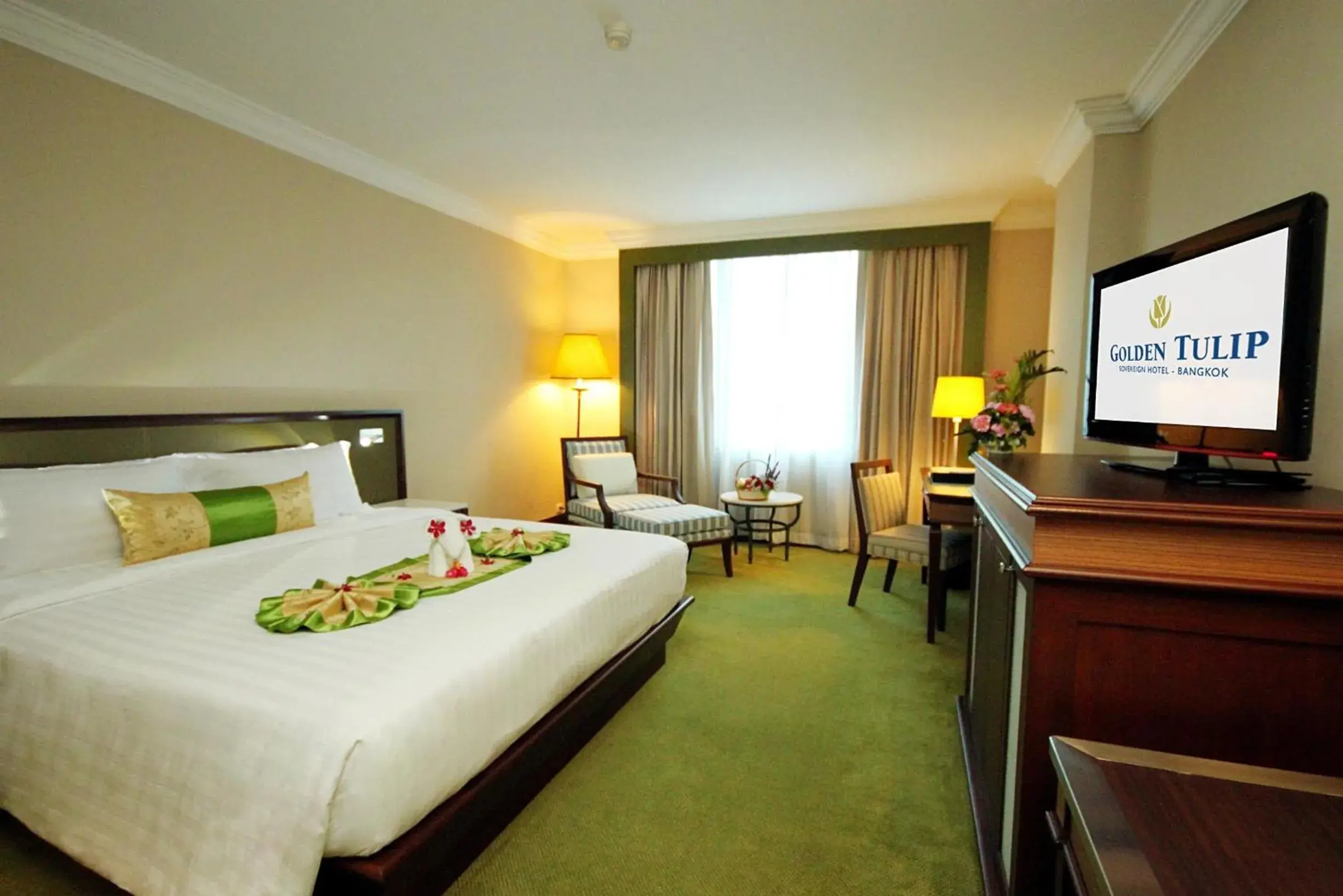 Bedroom in Golden Tulip Sovereign Hotel Bangkok