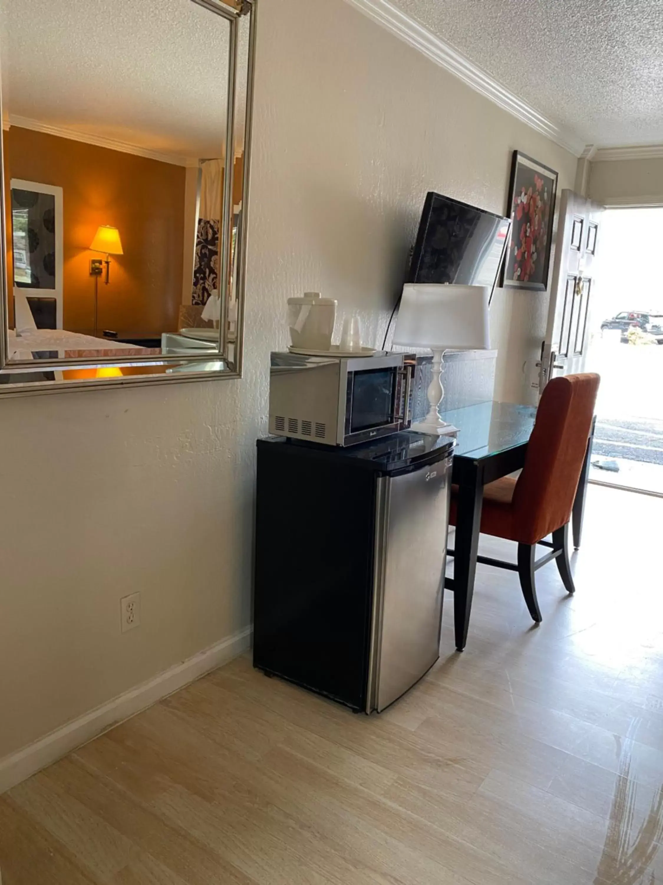 Photo of the whole room, Kitchen/Kitchenette in Budget INN At The Heavenly Gondola