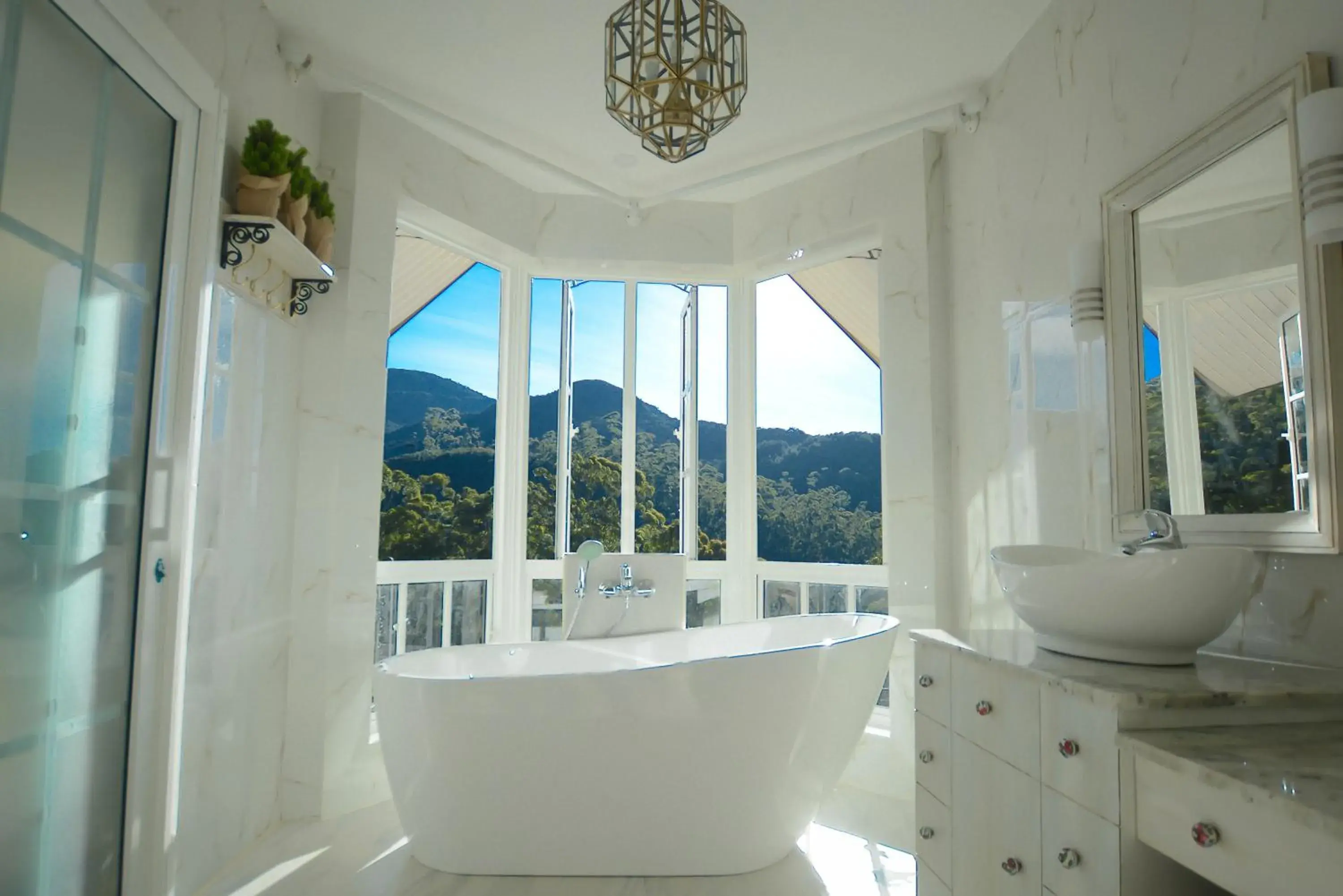 Mountain view, Bathroom in Luxe Wilderness