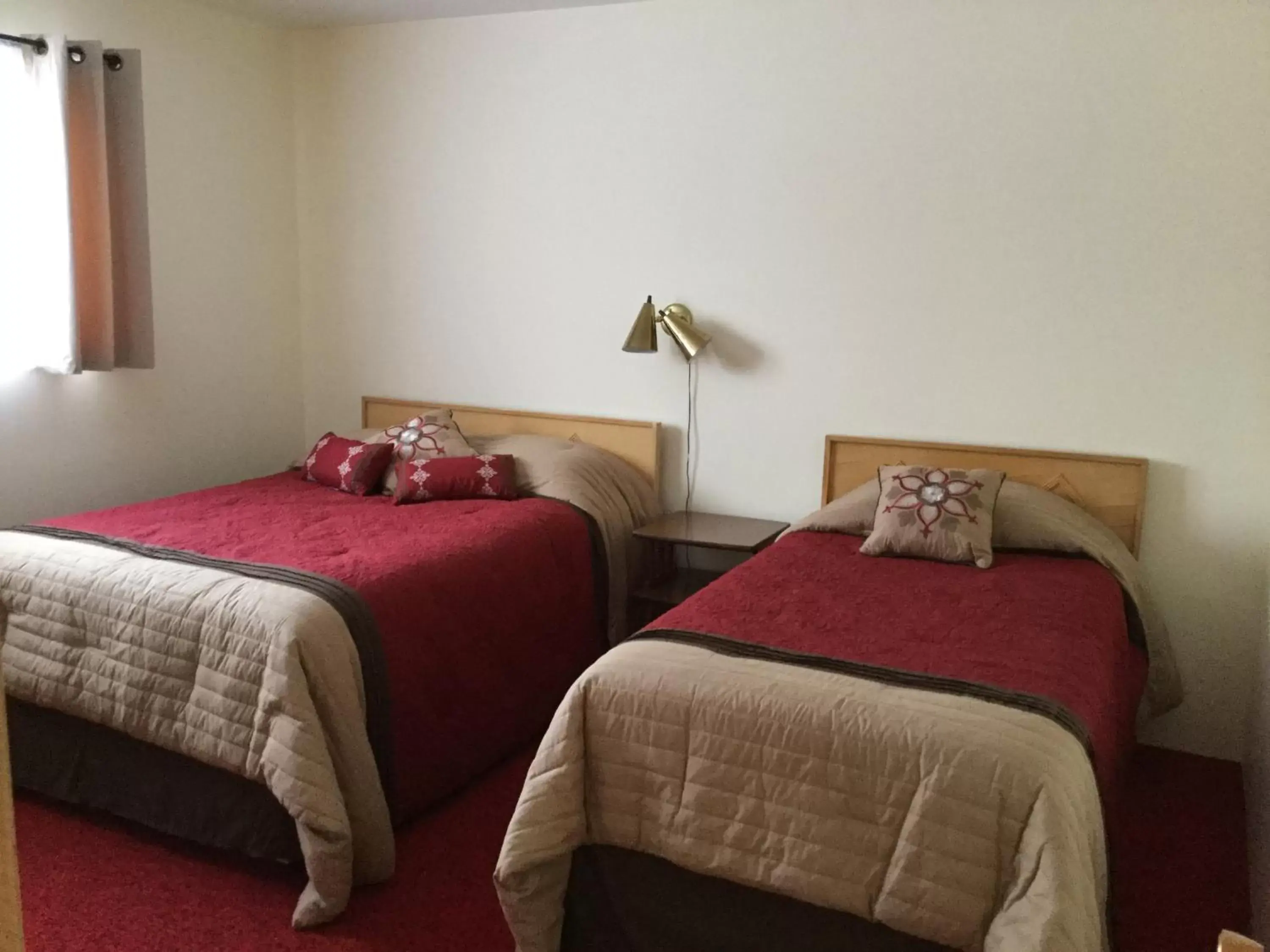 Bedroom, Bed in Cedars Motel