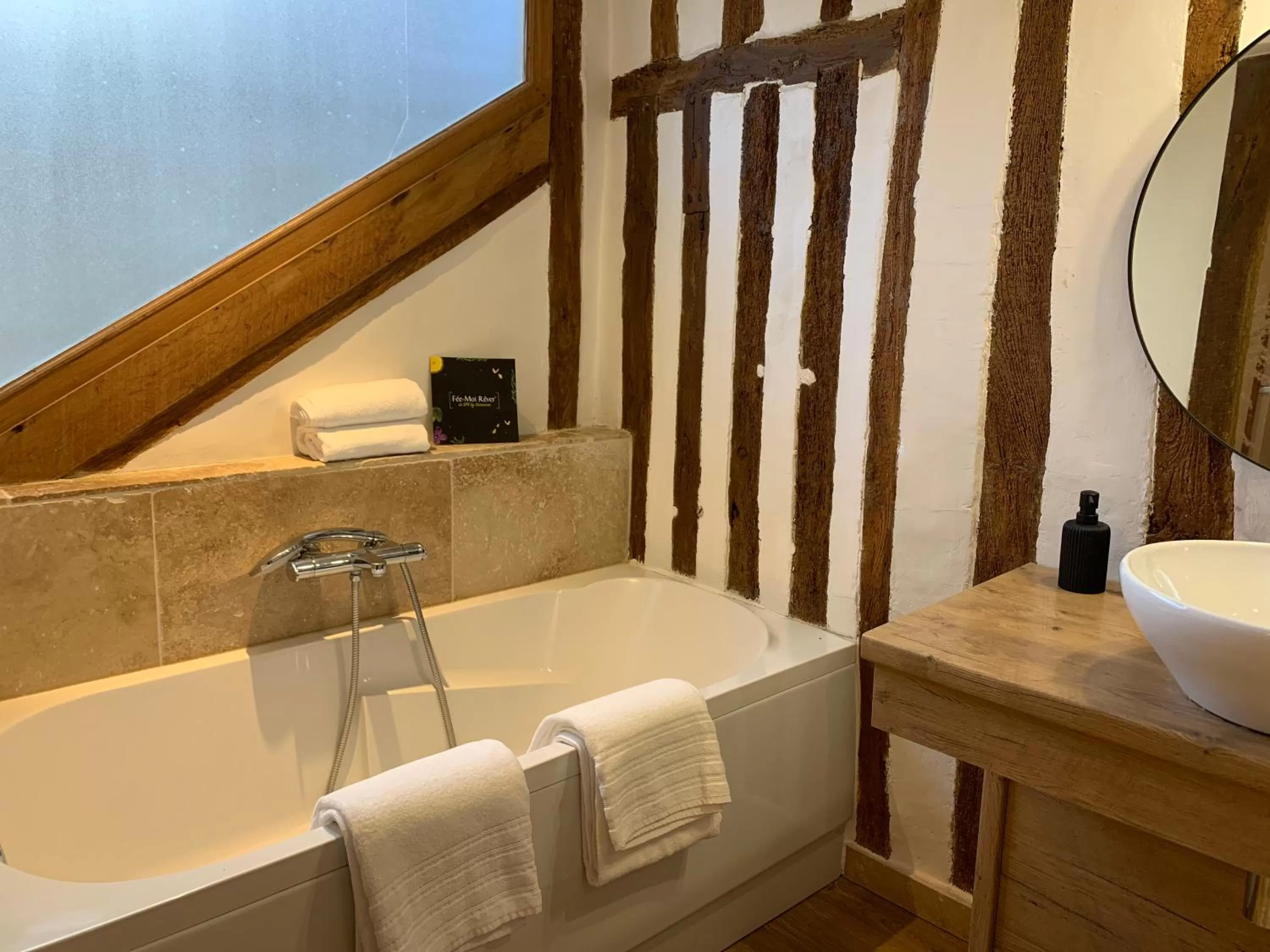 Bathroom in L'Ecole des Demoiselles