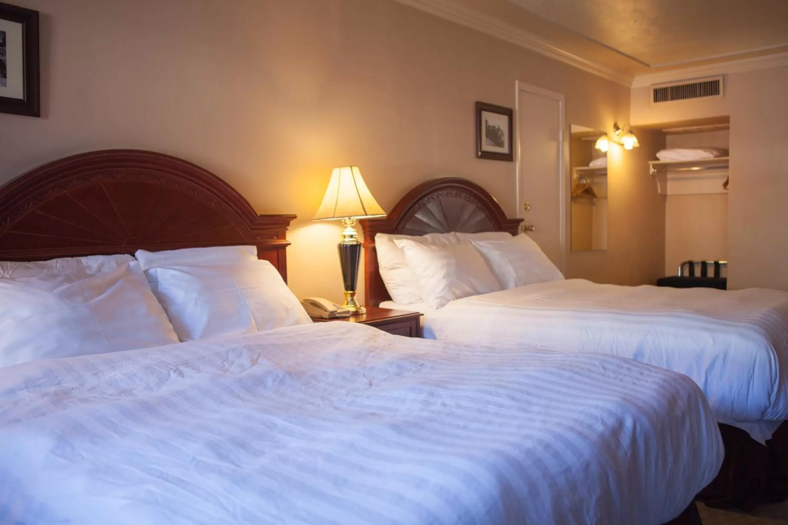 Photo of the whole room, Bed in Revelstoke Lodge