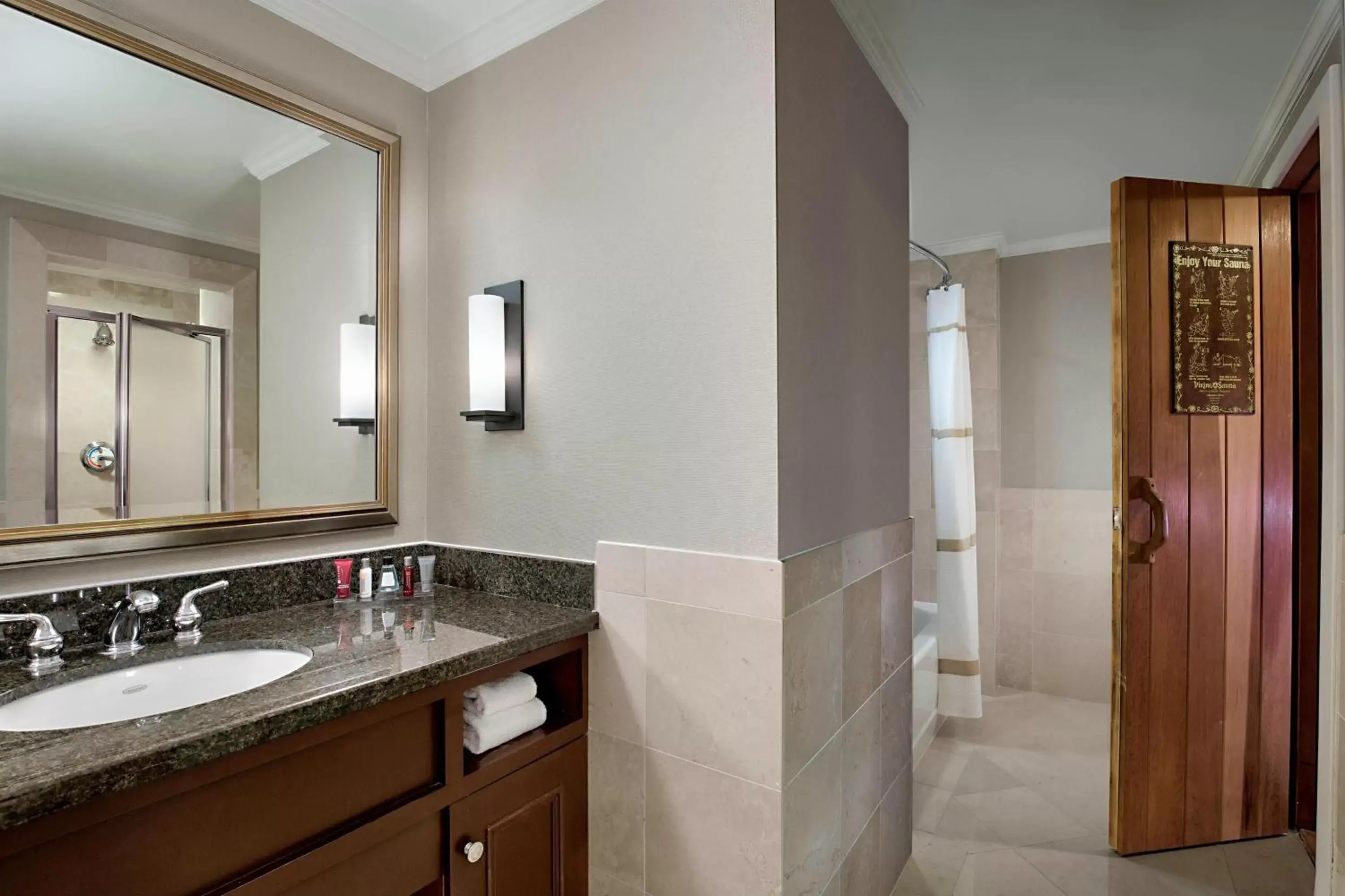 Bedroom, Bathroom in Houston Marriott Westchase