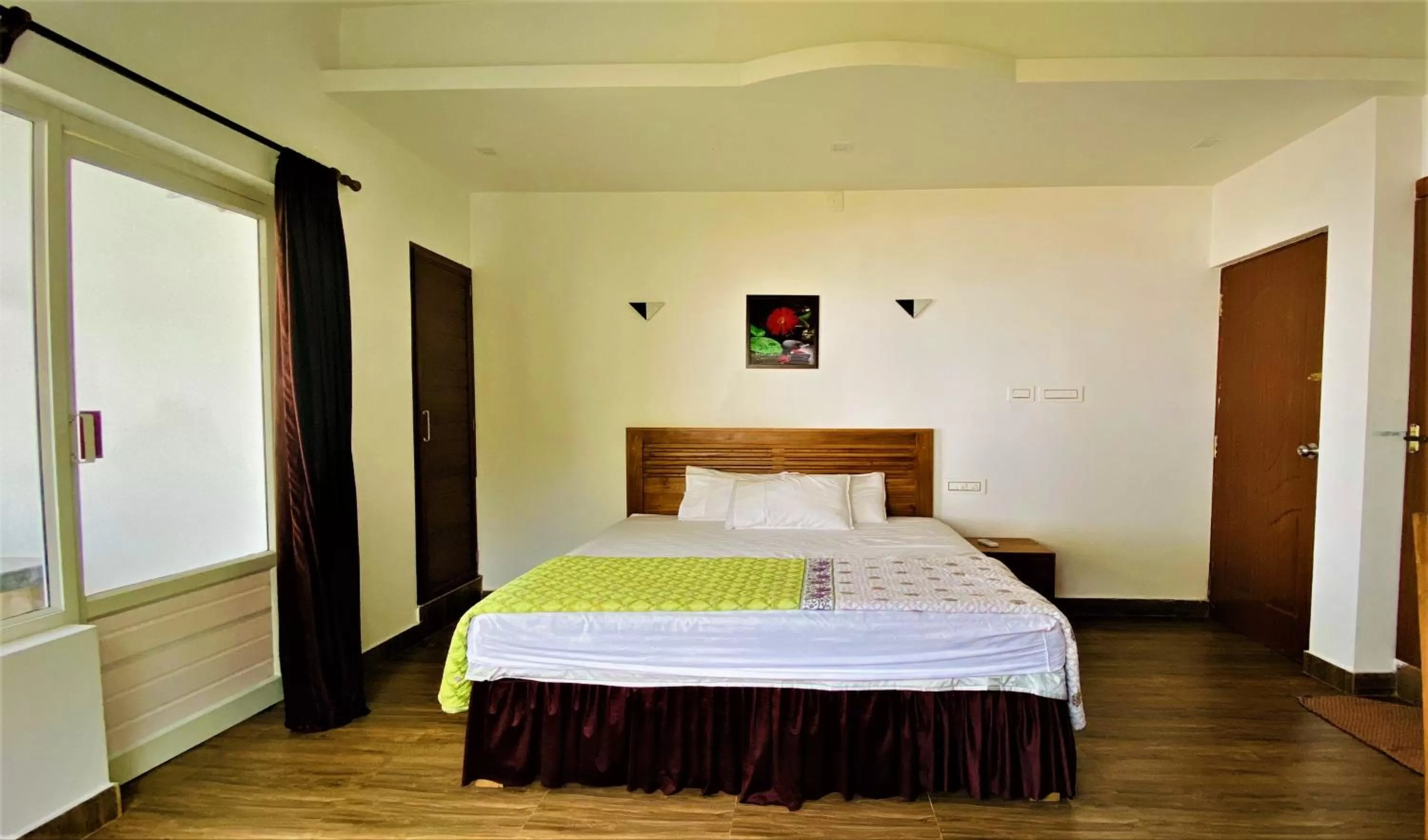 Bedroom, Bed in White Shell