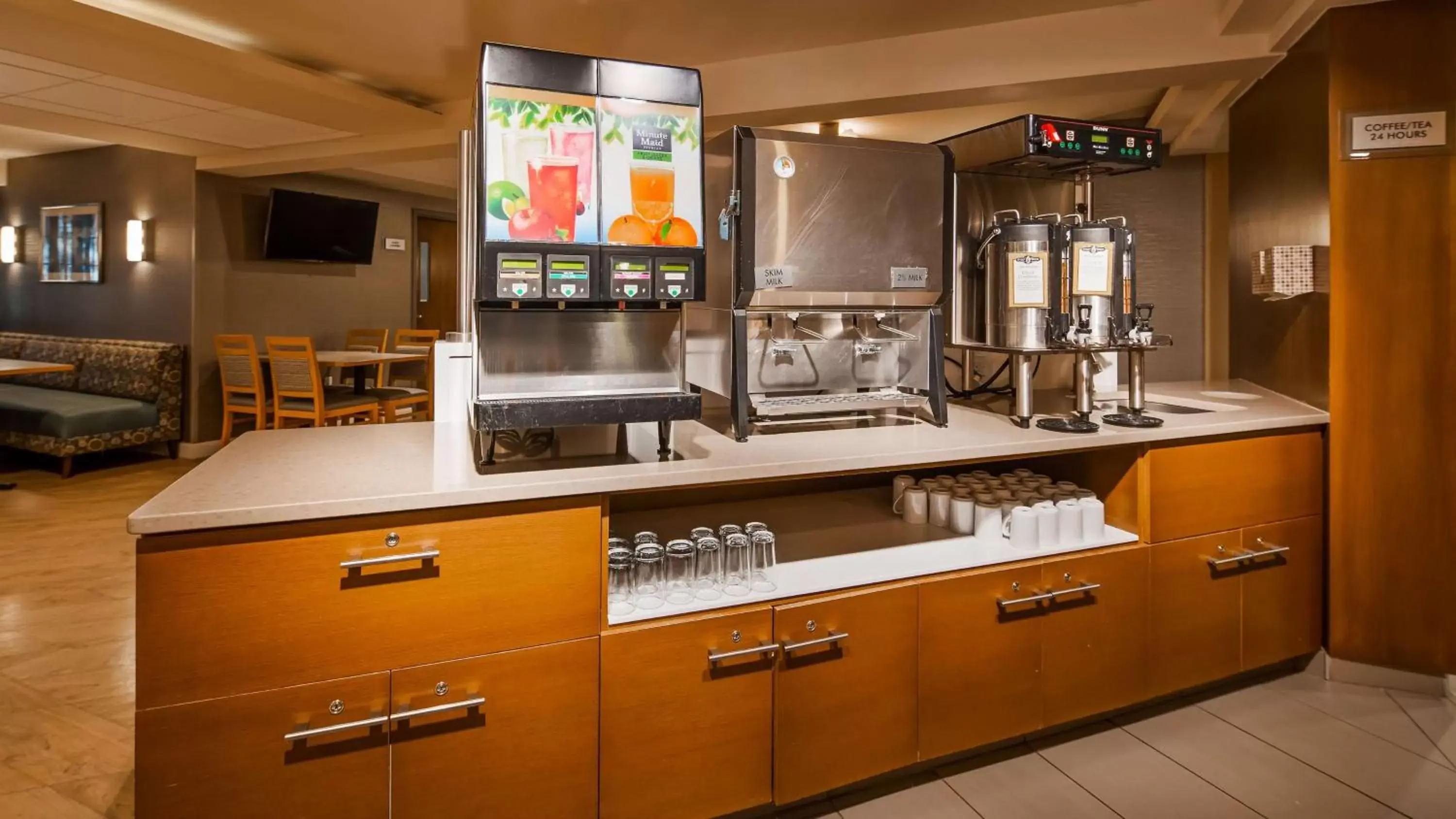 Restaurant/places to eat, Kitchen/Kitchenette in Best Western West Towne Suites