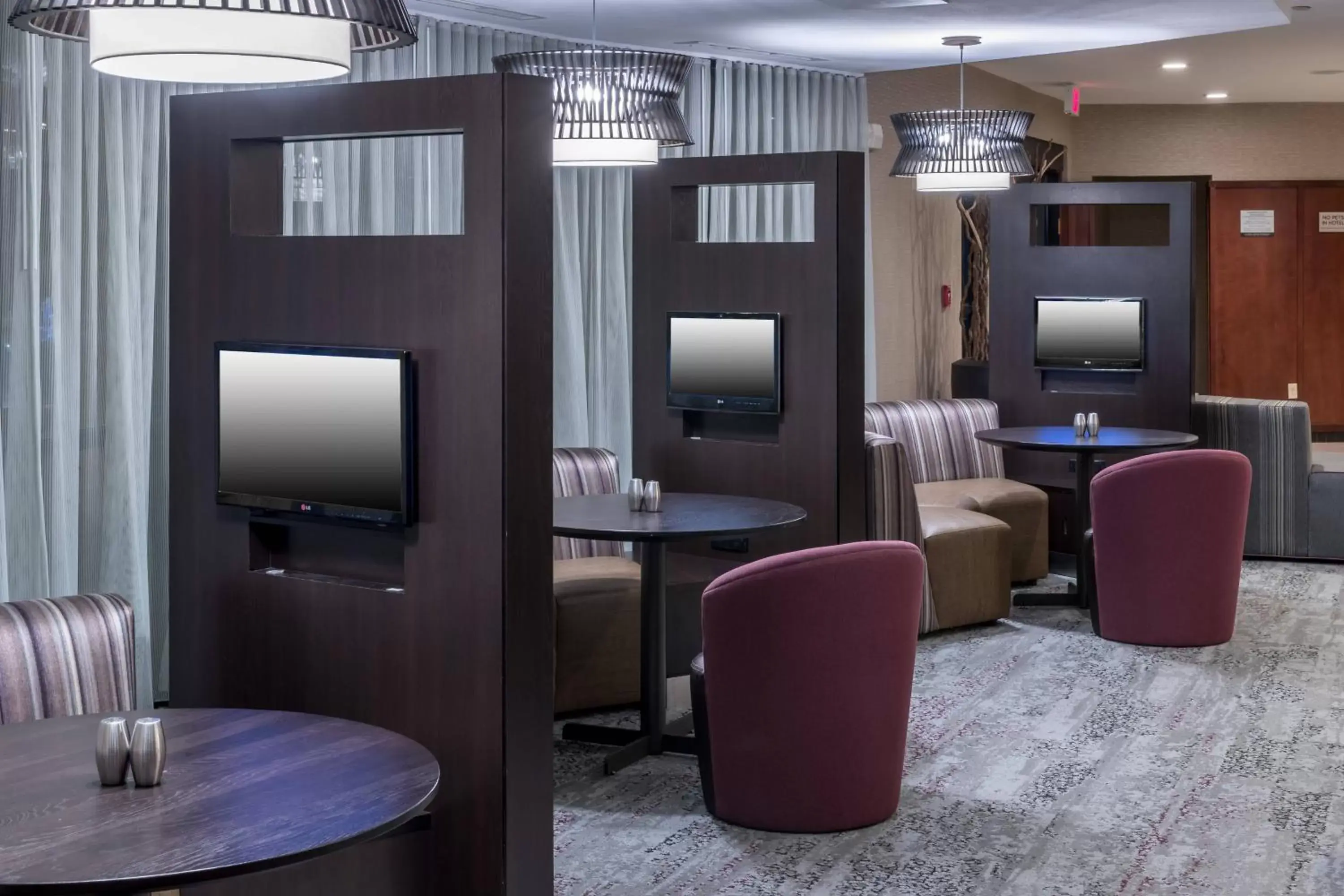 Lounge or bar in Courtyard by Marriott West Orange