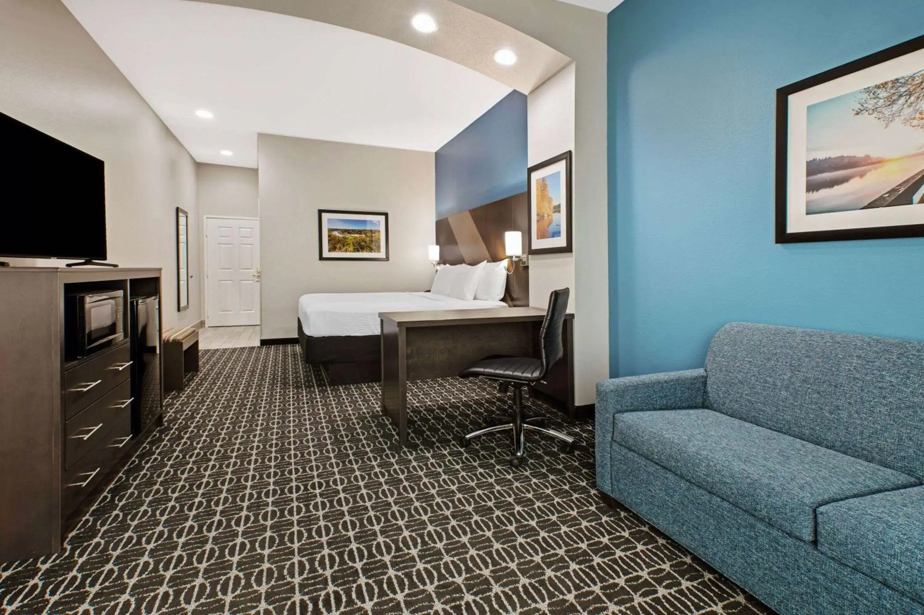 Bed, Seating Area in La Quinta by Wyndham Sulphur Springs