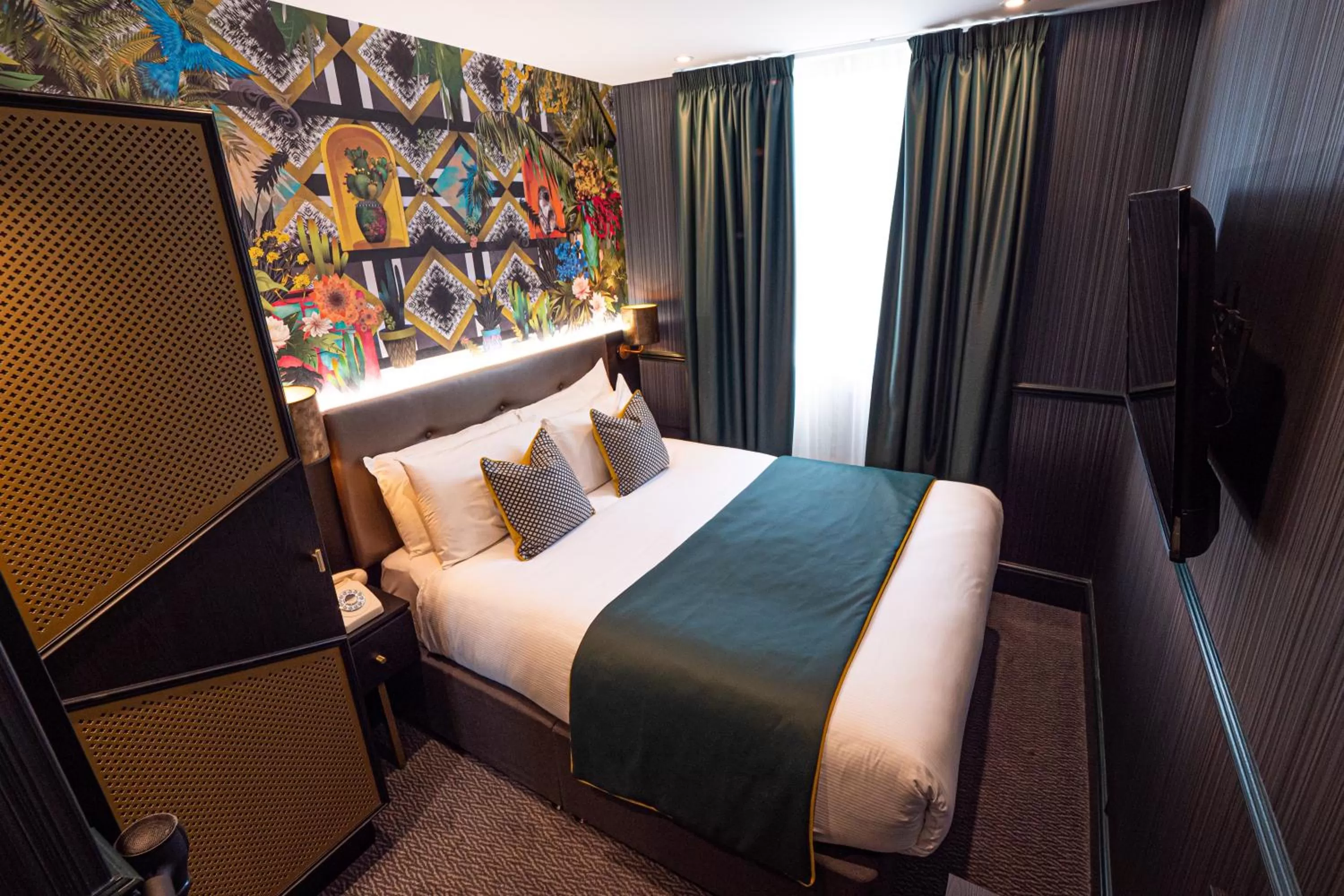 Photo of the whole room, Bed in Hyde Park Green