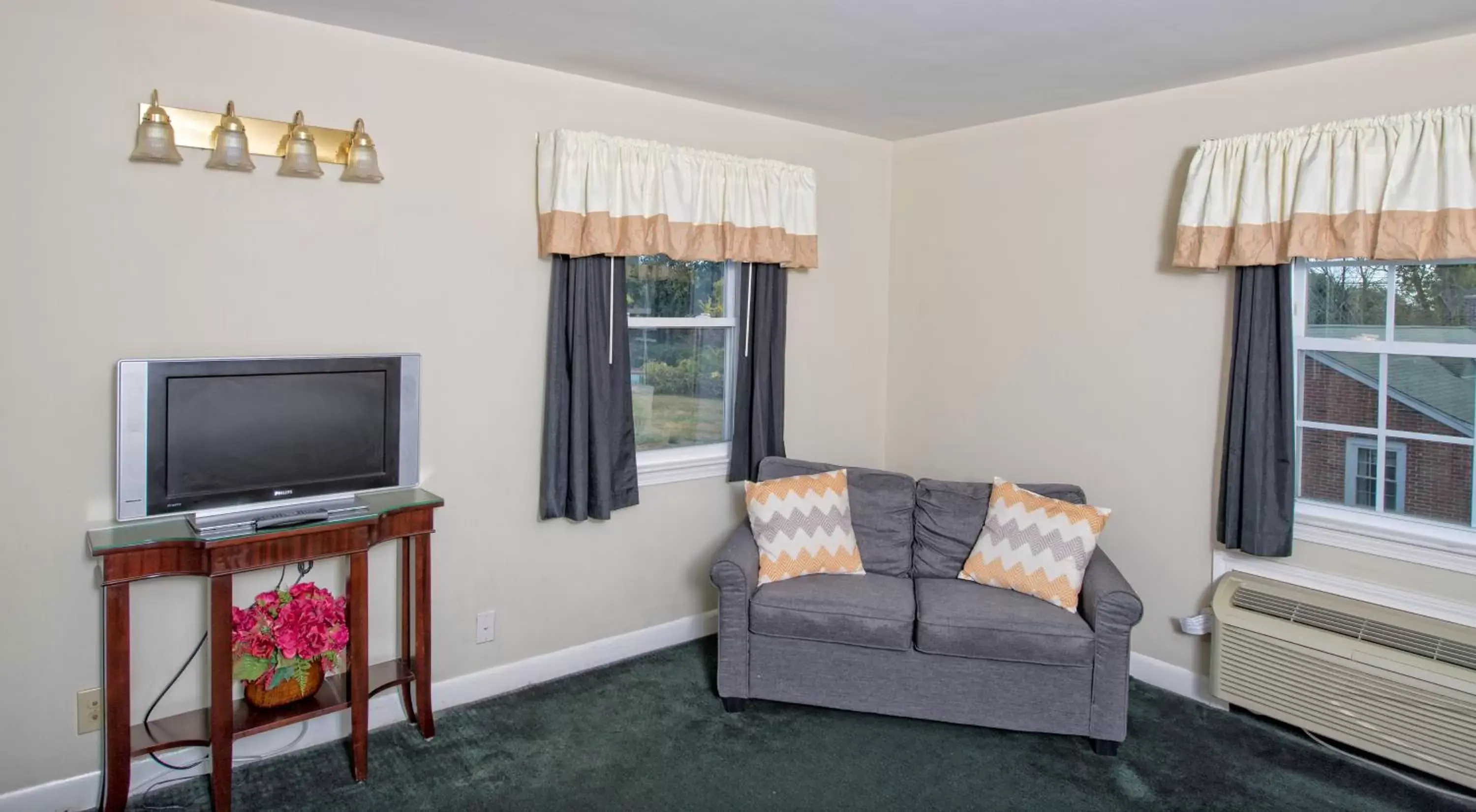 TV and multimedia, Seating Area in Colonial Inn Seekonk