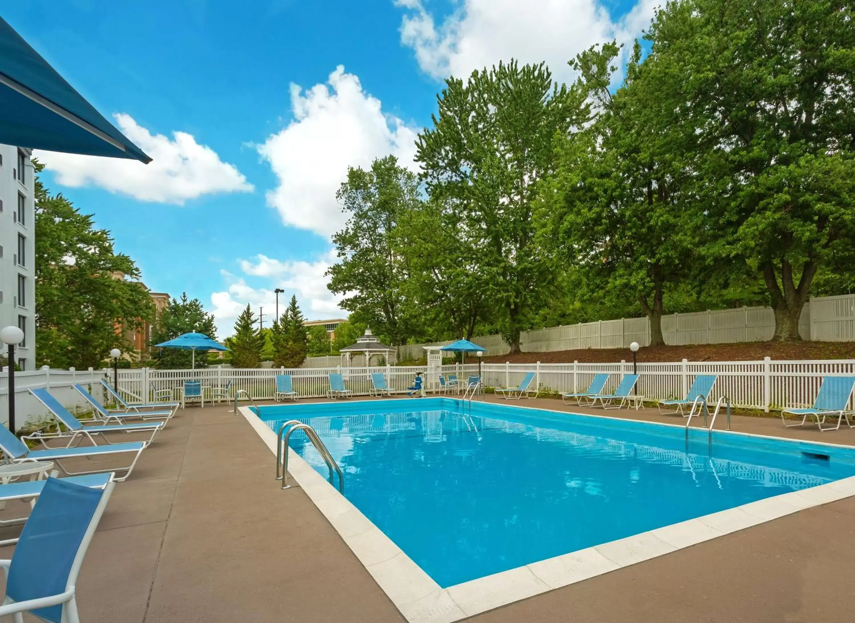 Pool view, Swimming Pool in DoubleTree by Hilton Pittsburgh - Meadow Lands