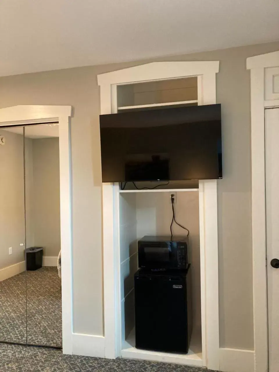 TV/Entertainment Center in Country Squire Inn and Suites