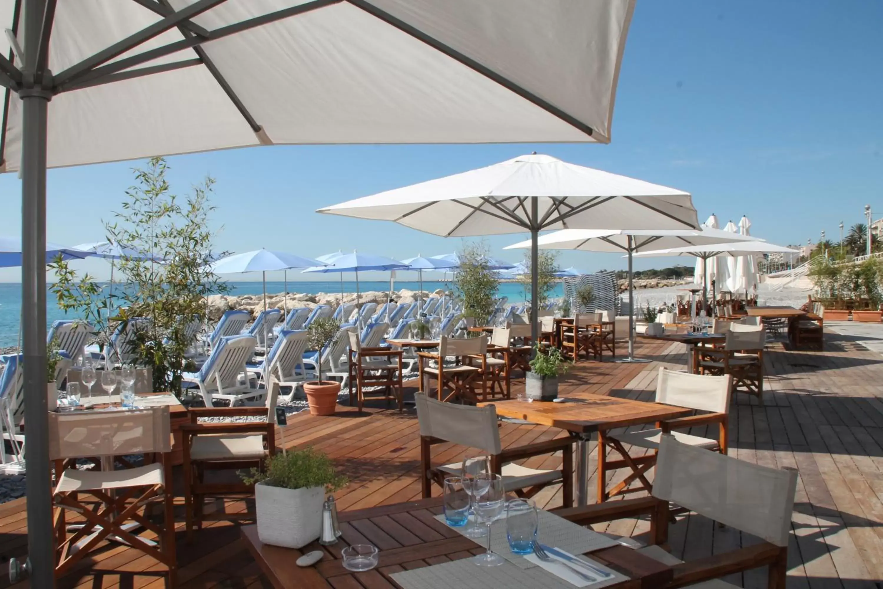 Beach, Restaurant/Places to Eat in Radisson Blu Hotel Nice