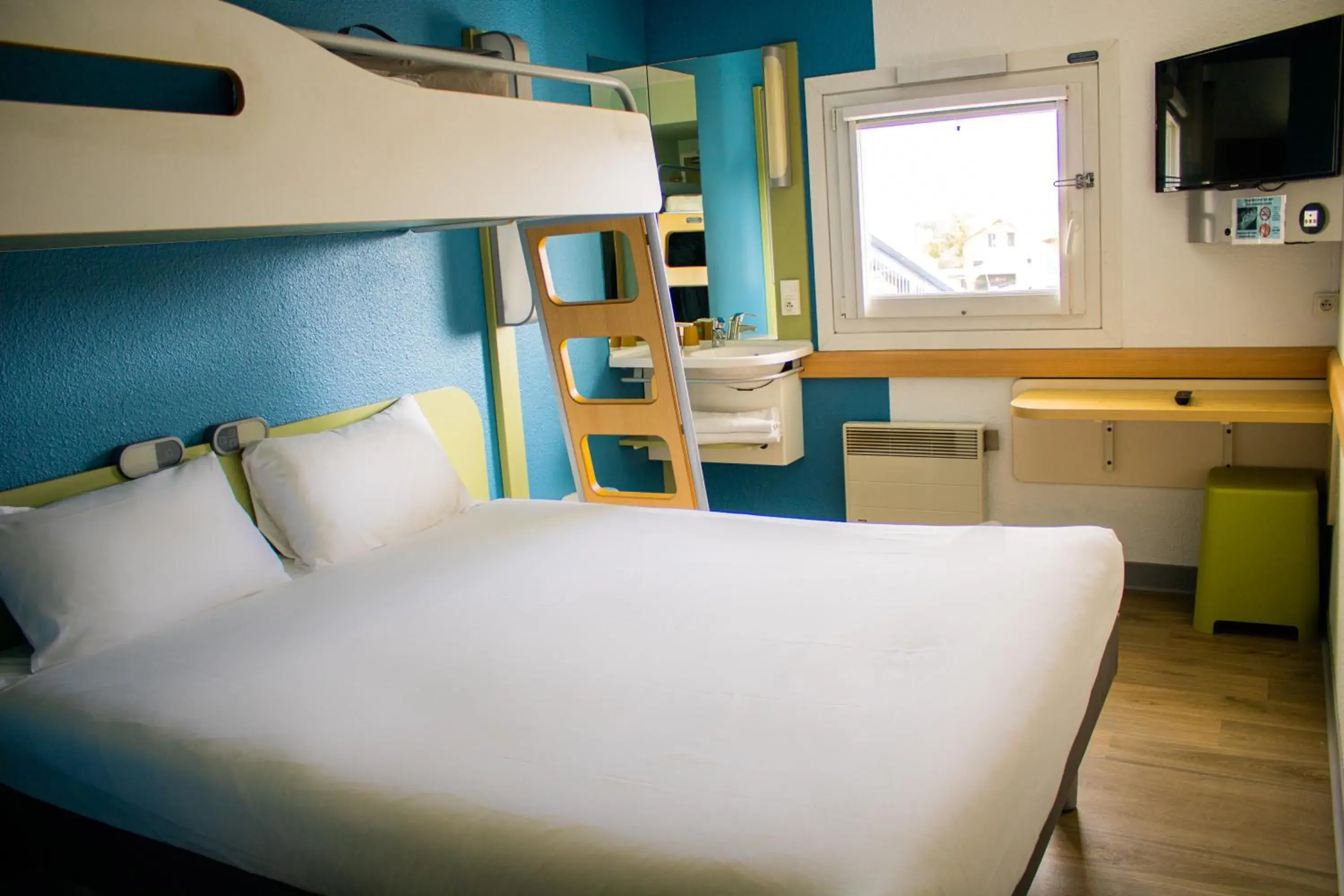 Bedroom, Bunk Bed in ibis budget Cergy Pierrelaye