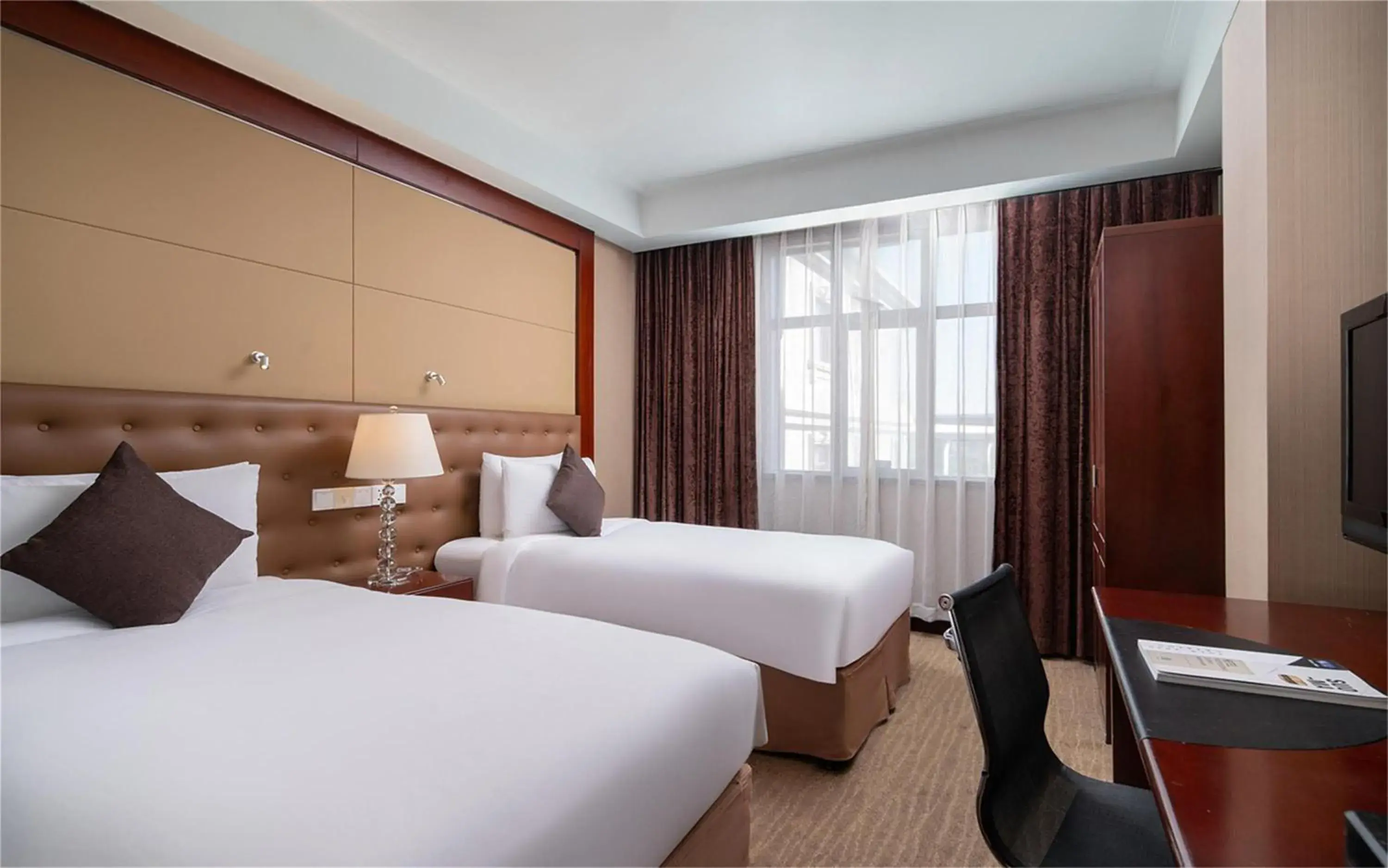 Photo of the whole room, Bed in Wyndham Shanghai Hongqiao