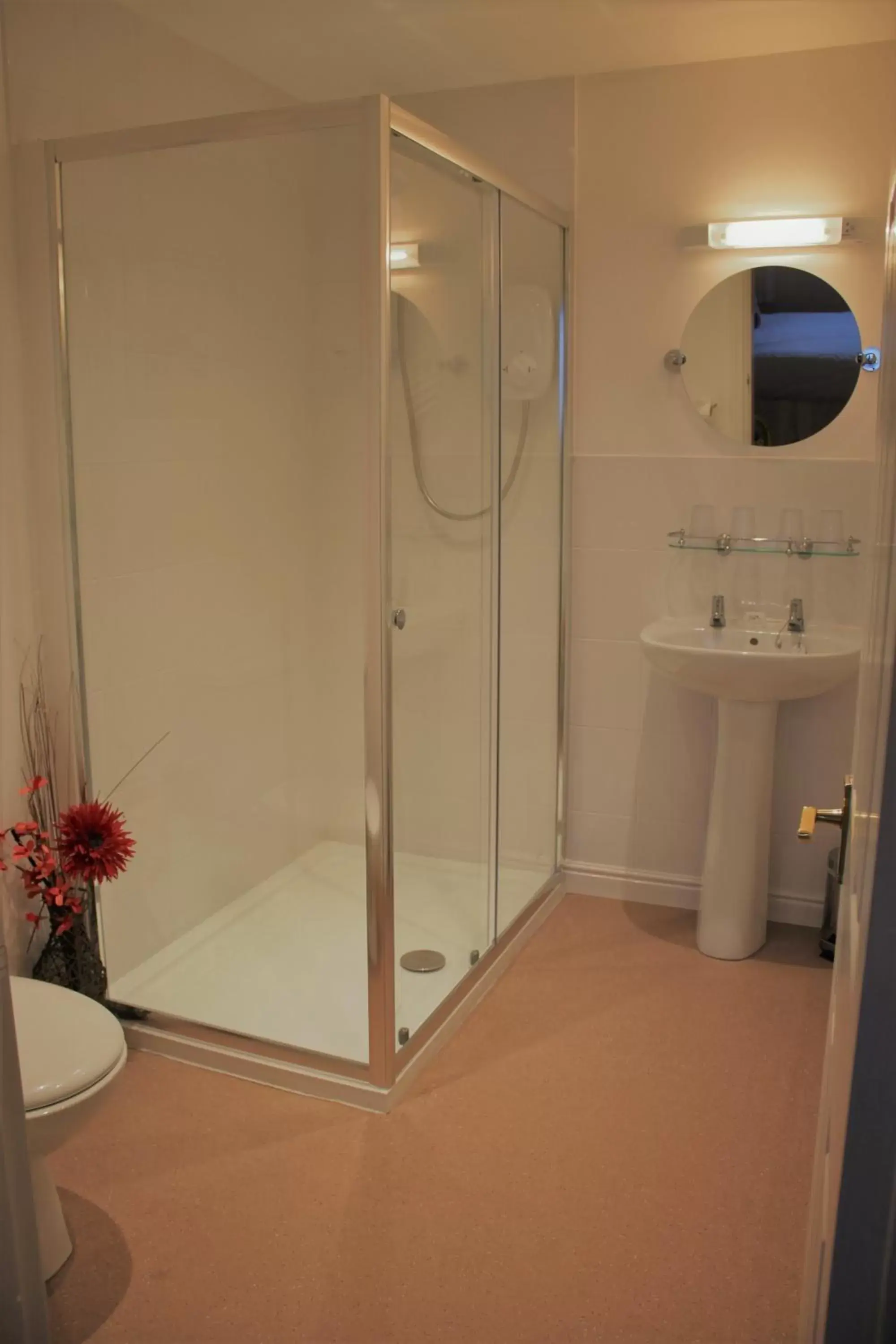 Shower, Bathroom in Winchmore Hotel