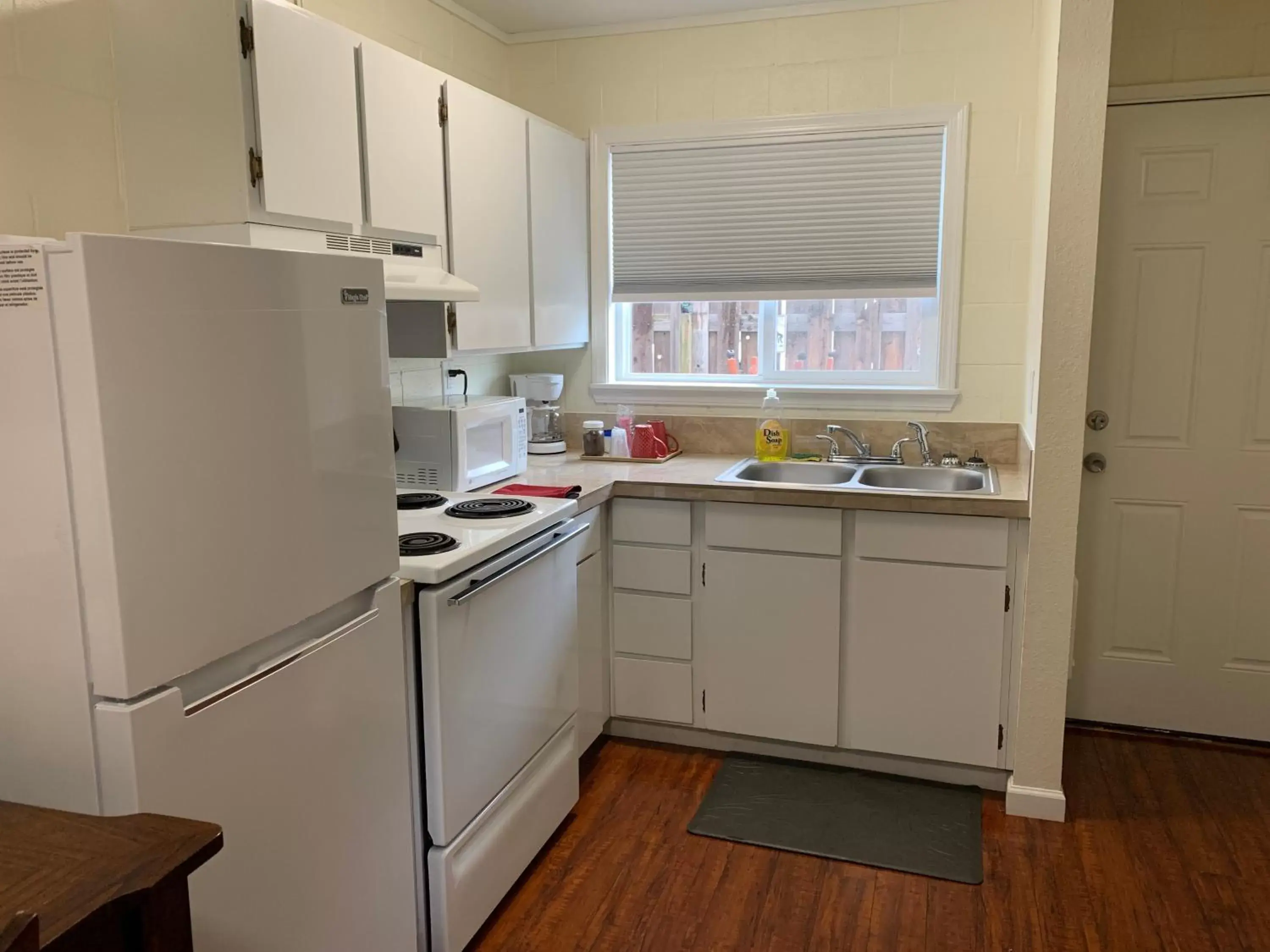 Kitchen/Kitchenette in Townhouse Inn & Suites