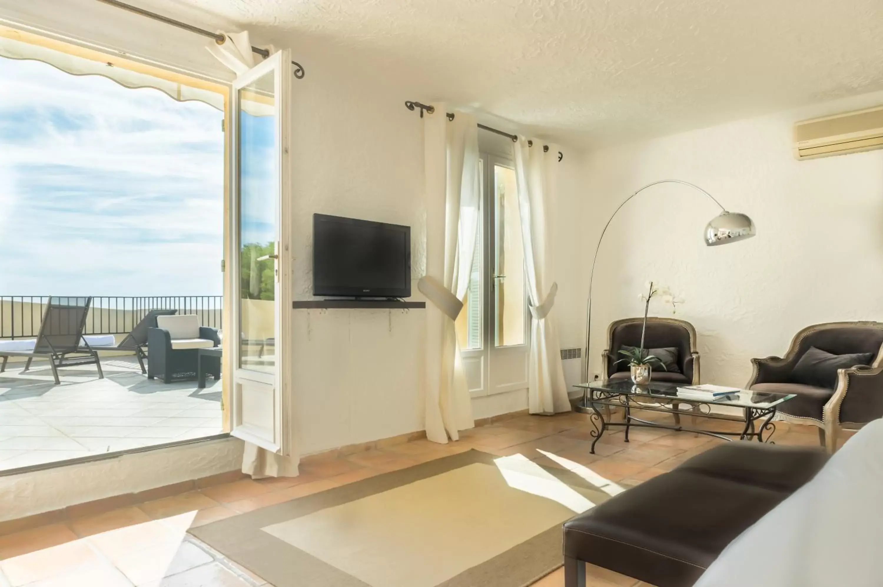 TV and multimedia, Seating Area in Hôtel Club Port La Galère