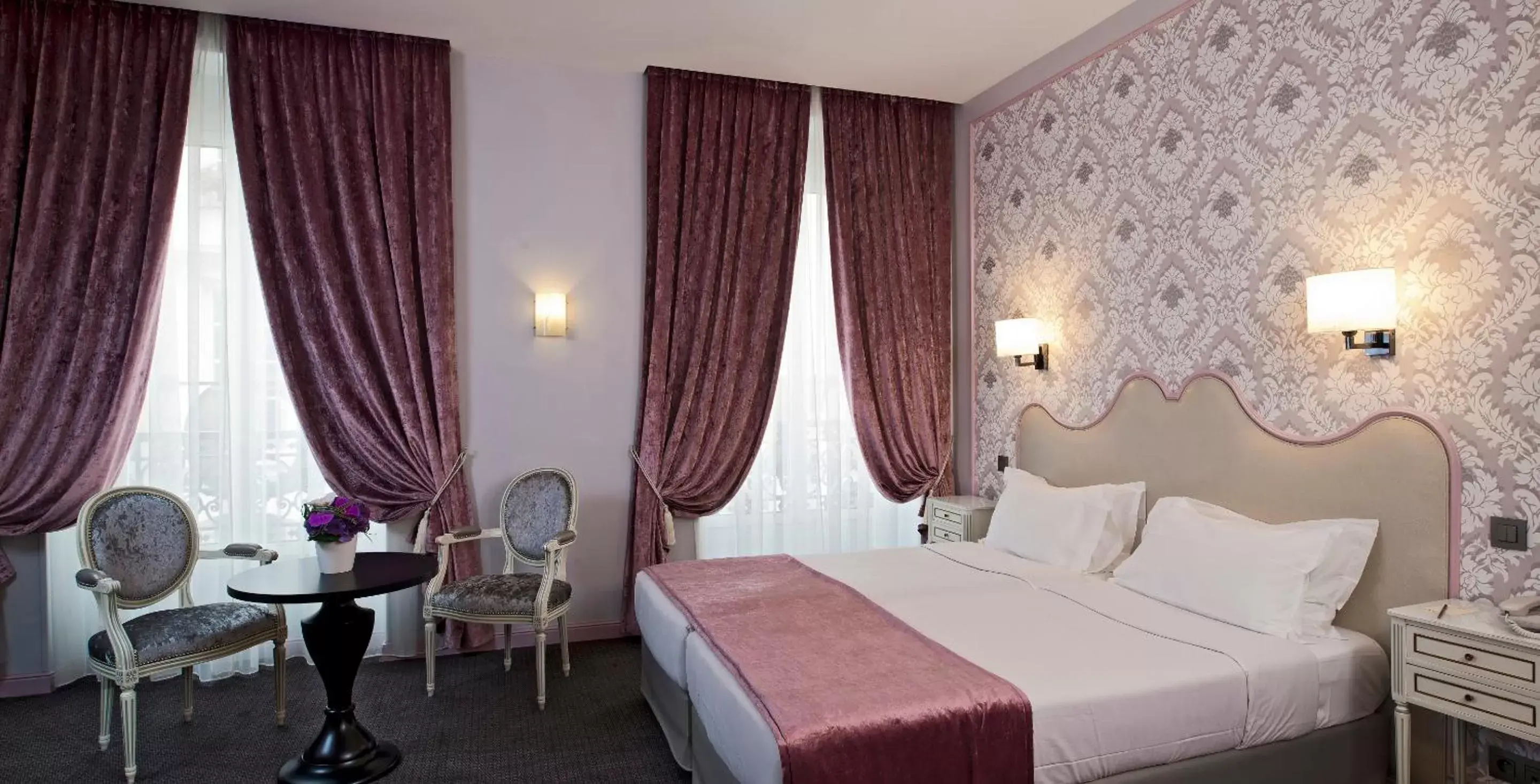 Photo of the whole room, Bed in Hôtel Saint-Pétersbourg Opéra & Spa