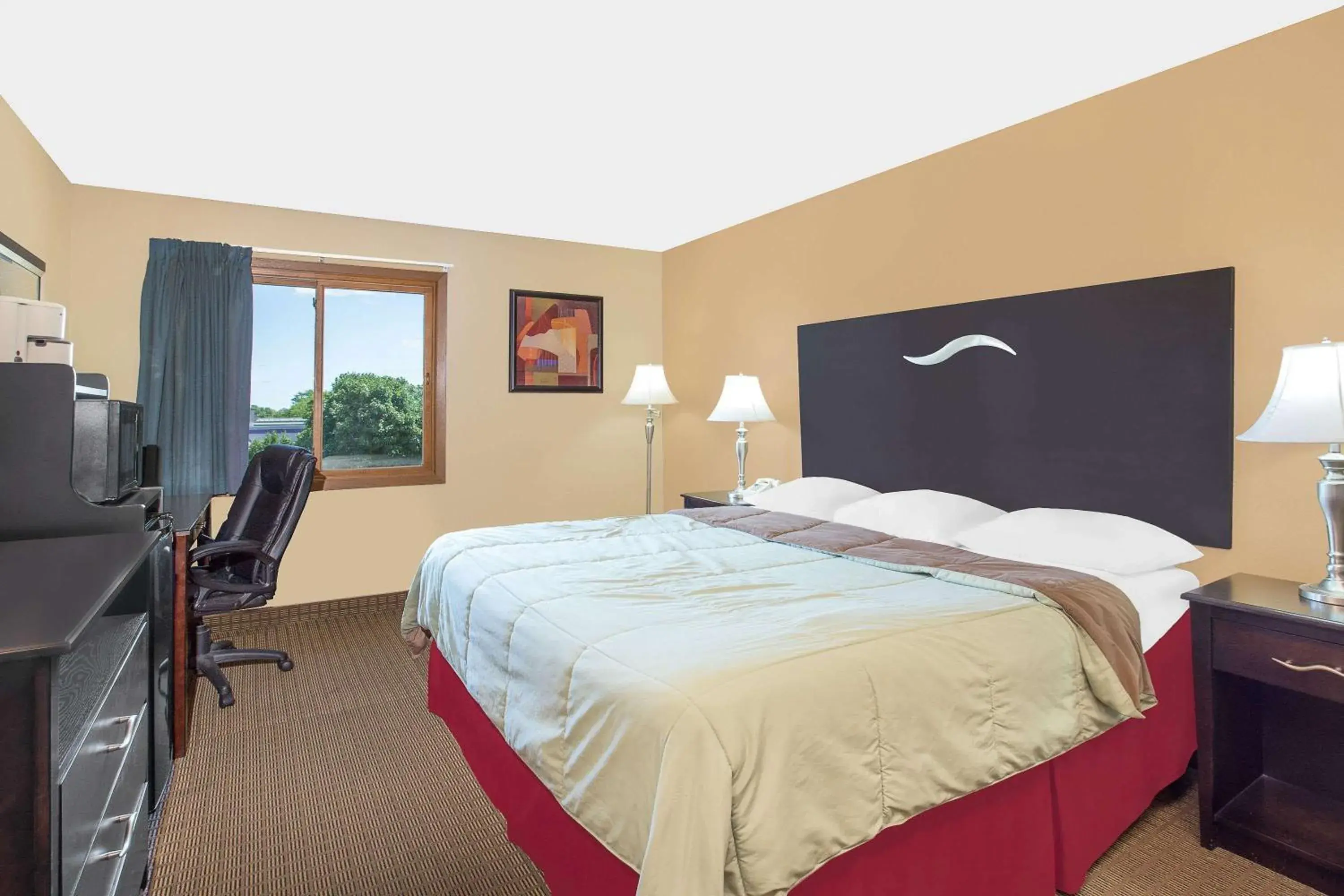 Photo of the whole room, Bed in Super 8 by Wyndham Sheboygan WI