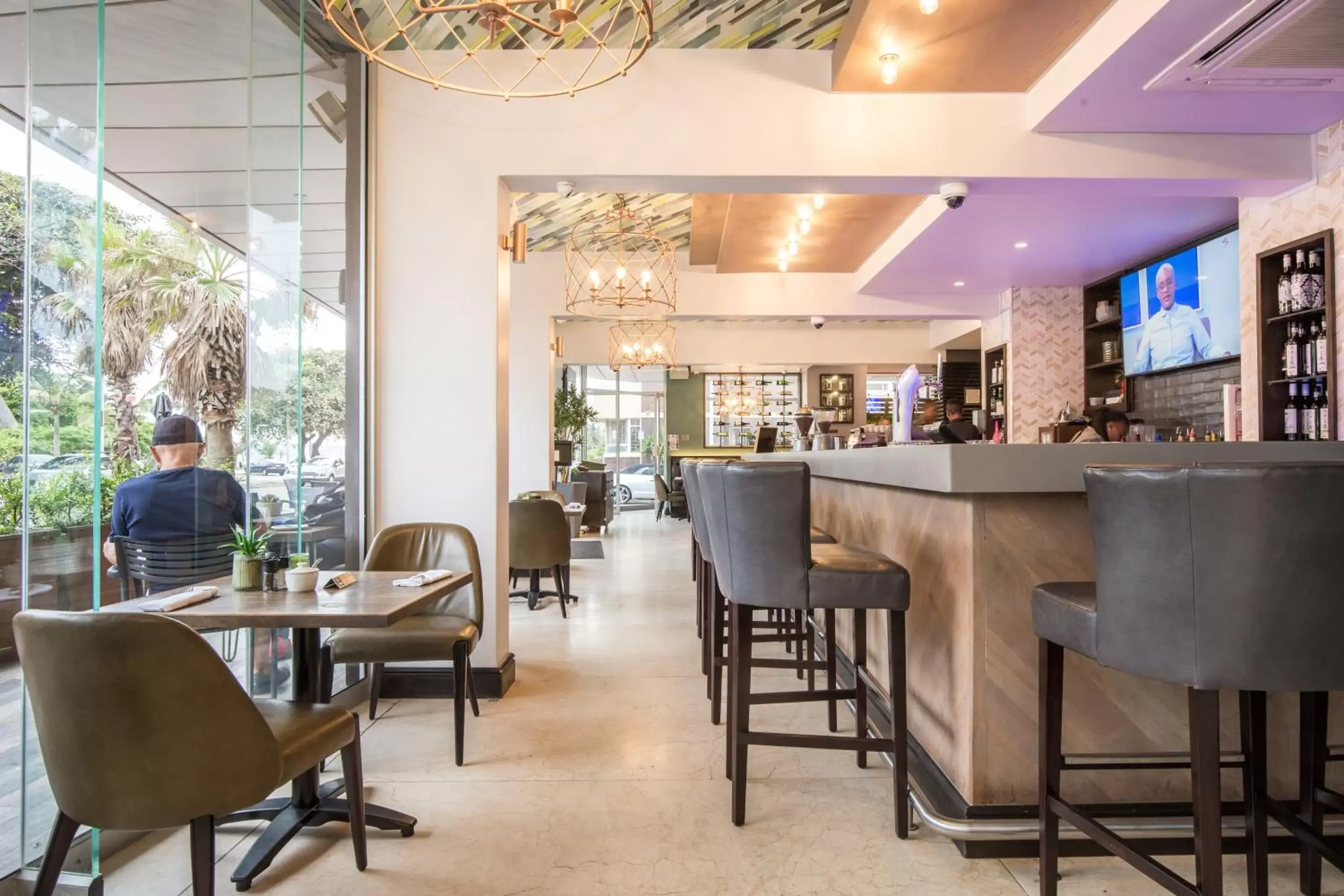 Lounge or bar, Restaurant/Places to Eat in Belaire Suites Hotel