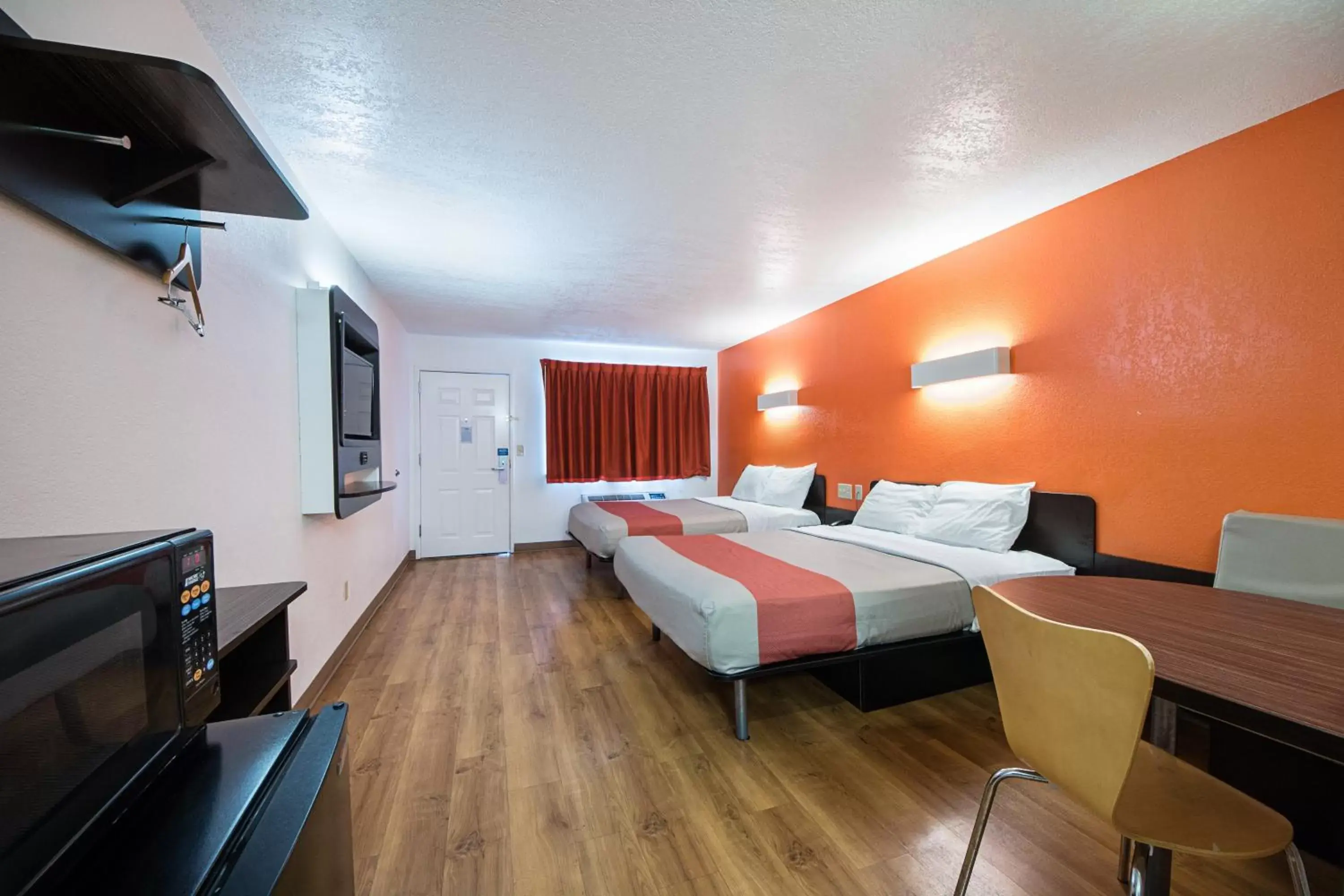 Bedroom, Bed in Motel 6-San Antonio, TX - Fiesta Trails