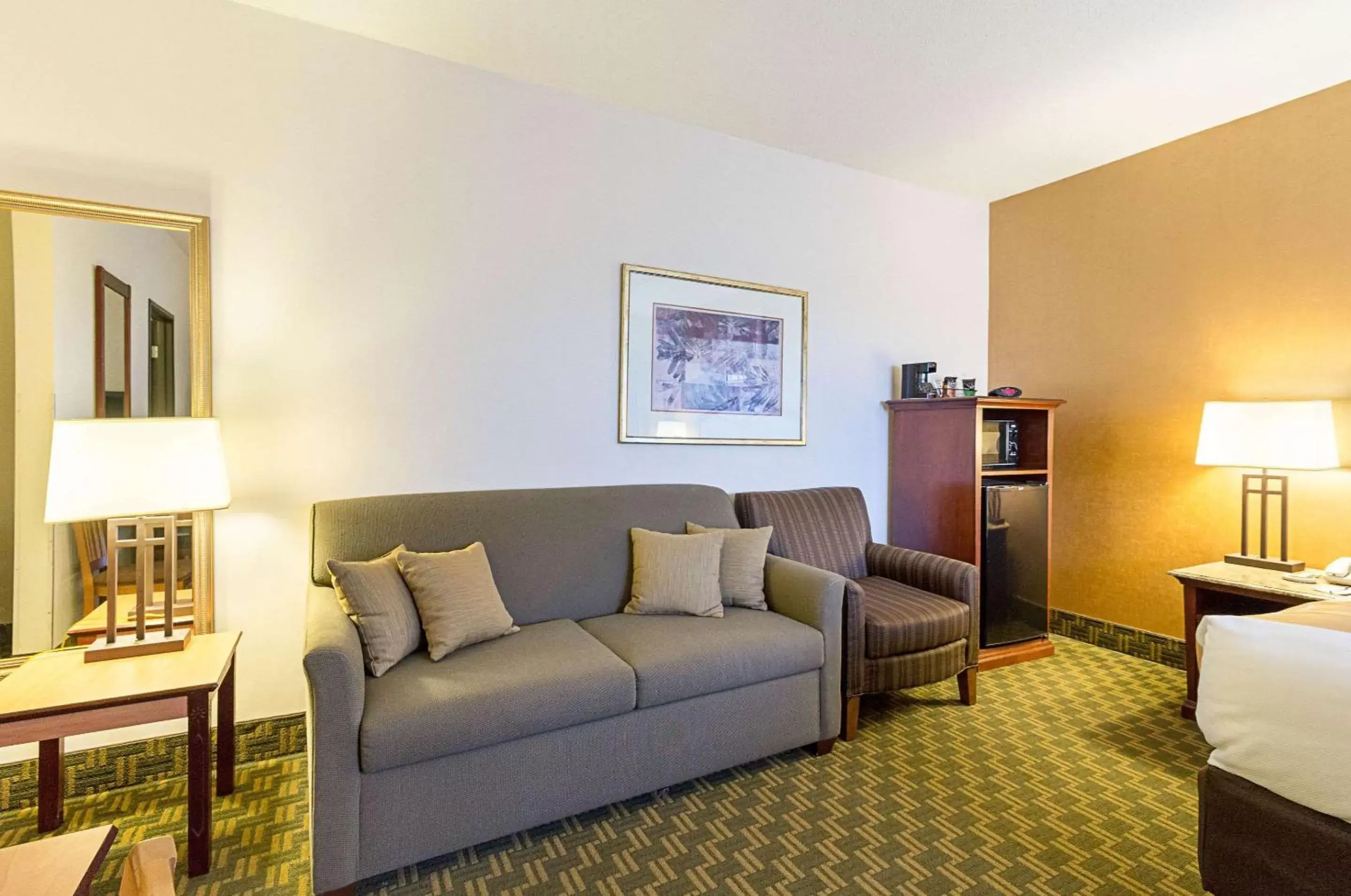 Photo of the whole room, Seating Area in Quality Inn Fairmont