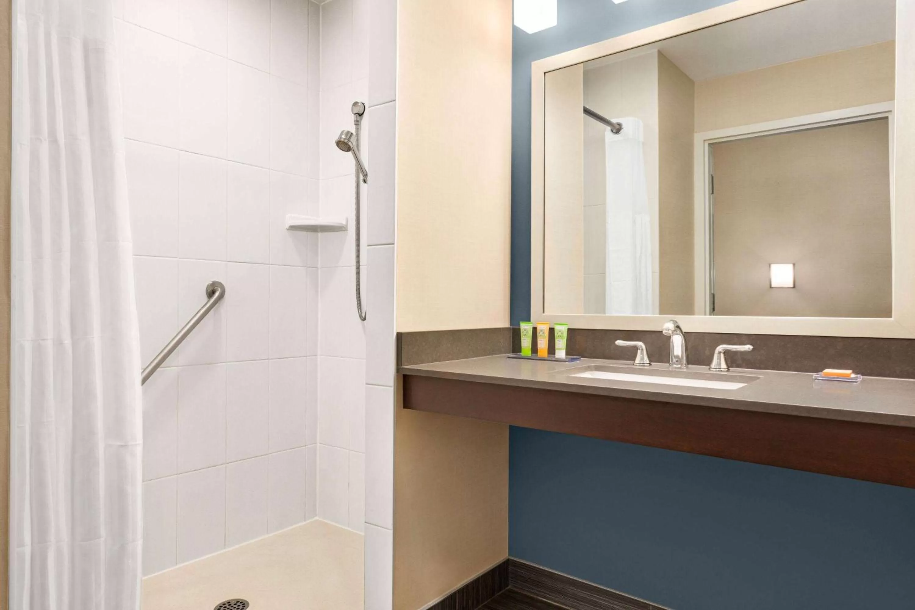 Shower in Wyndham Garden Niagara Falls Fallsview