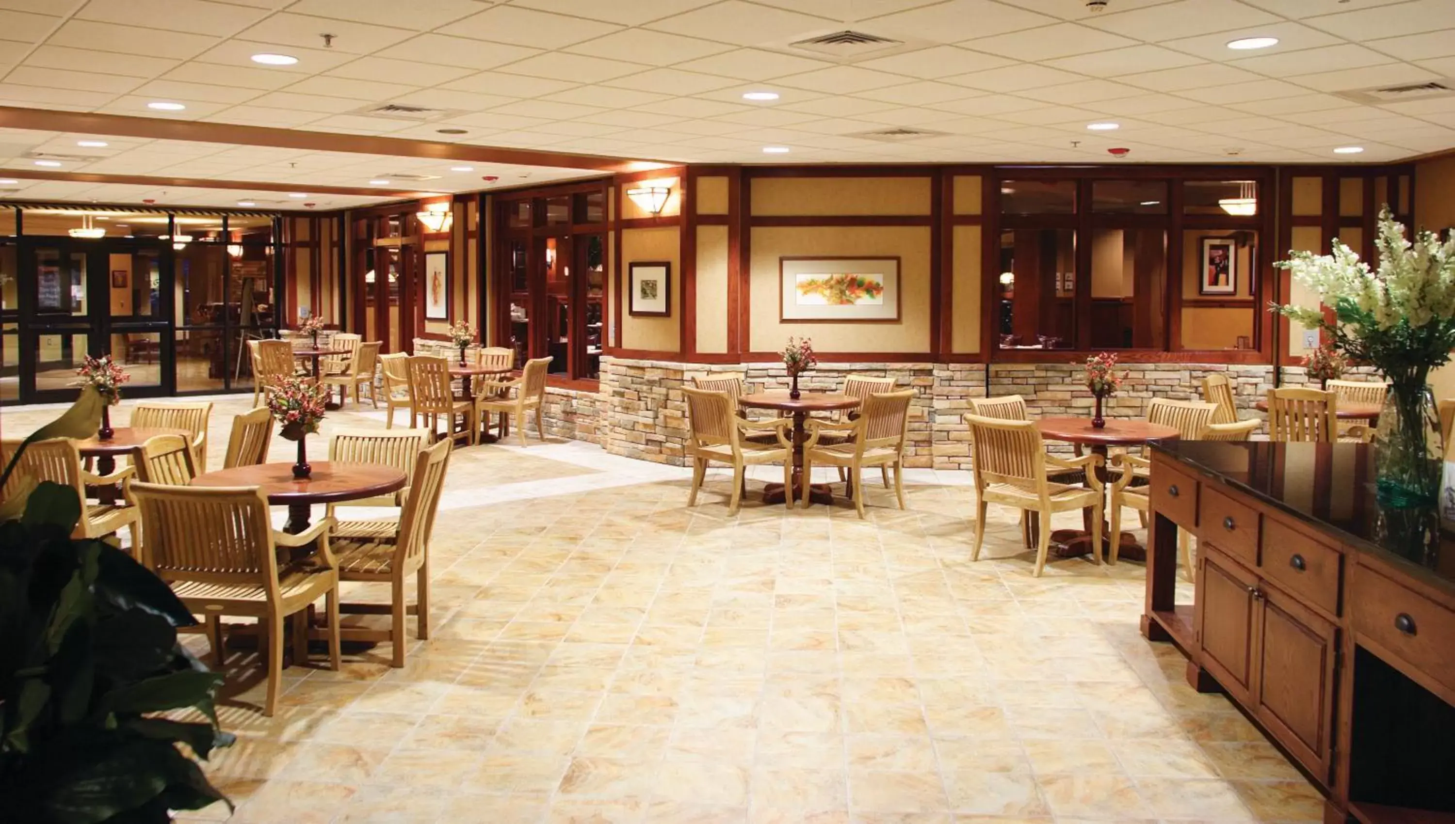 Seating area, Restaurant/Places to Eat in Ramkota Hotel Watertown