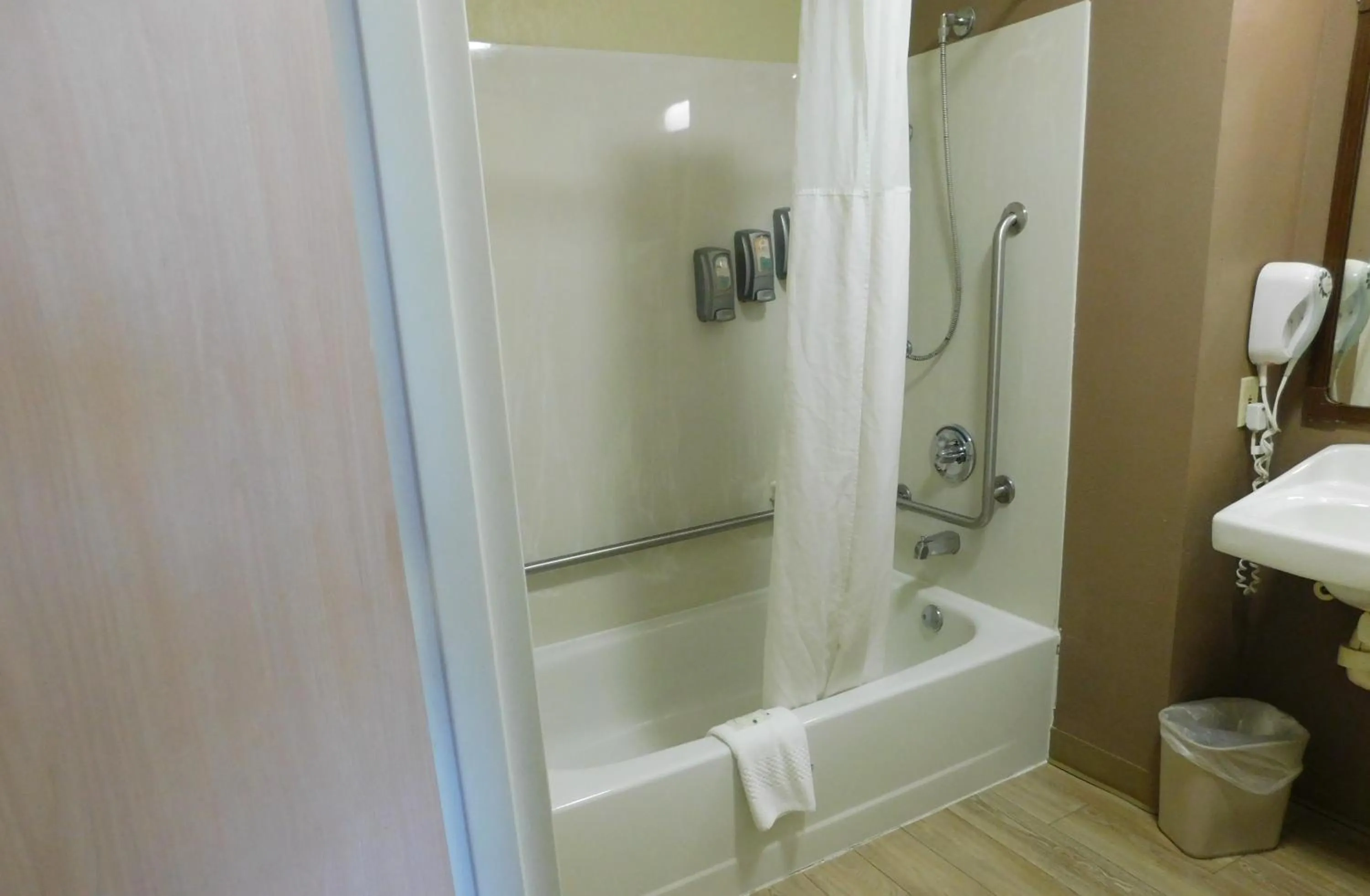 King Room with Accessible Tub - Accessible/Non-Smoking in Quality Inn Colchester