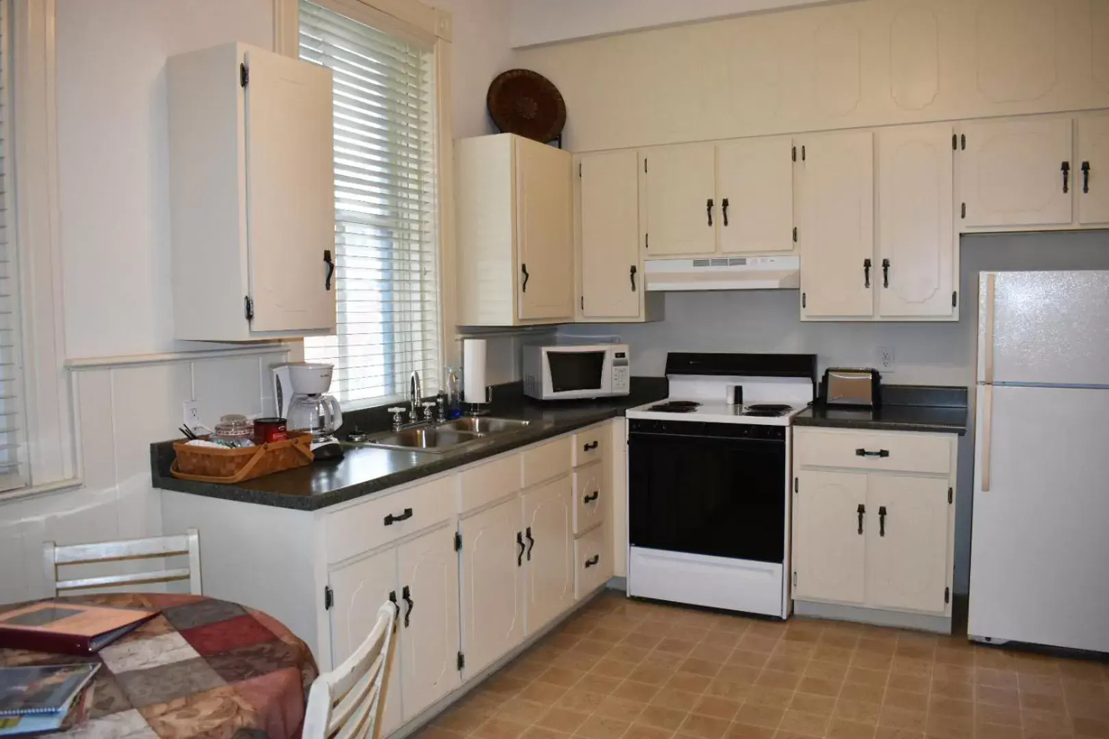 Kitchen or kitchenette, Kitchen/Kitchenette in Hermann Crown Suites