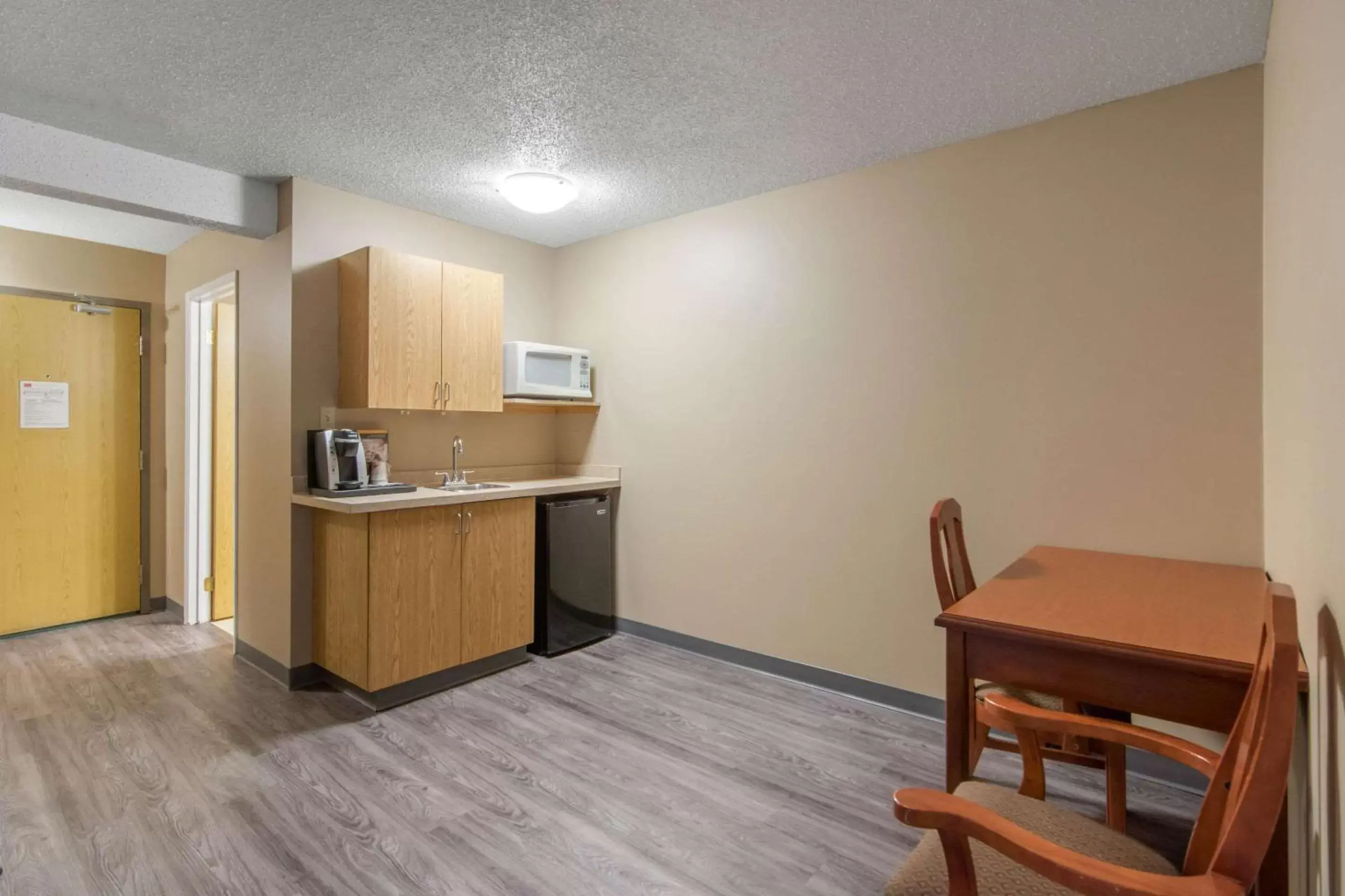 Photo of the whole room, Kitchen/Kitchenette in Econo Lodge