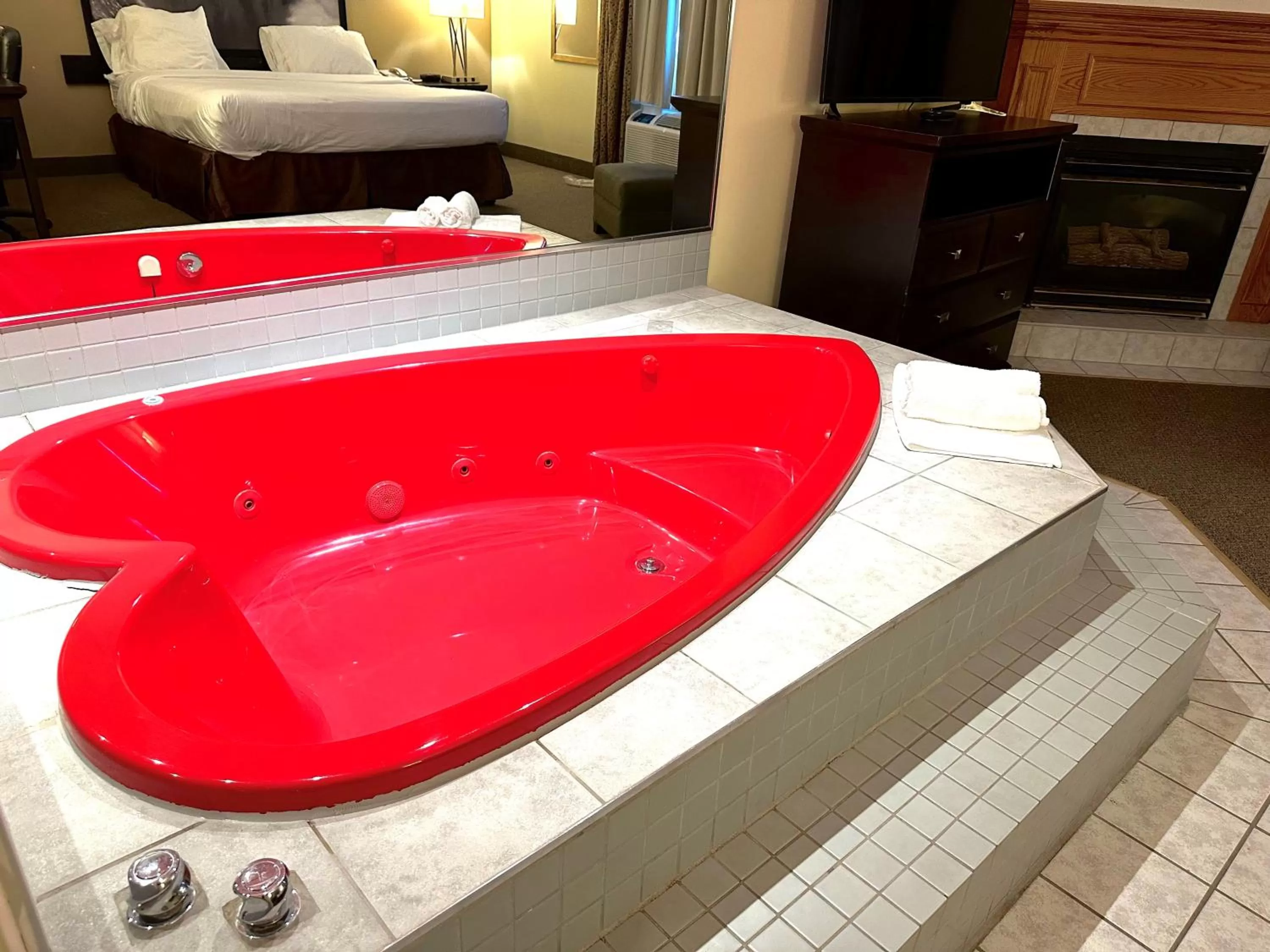 Hot Tub in Super 8 by Wyndham Niagara Falls by the Falls