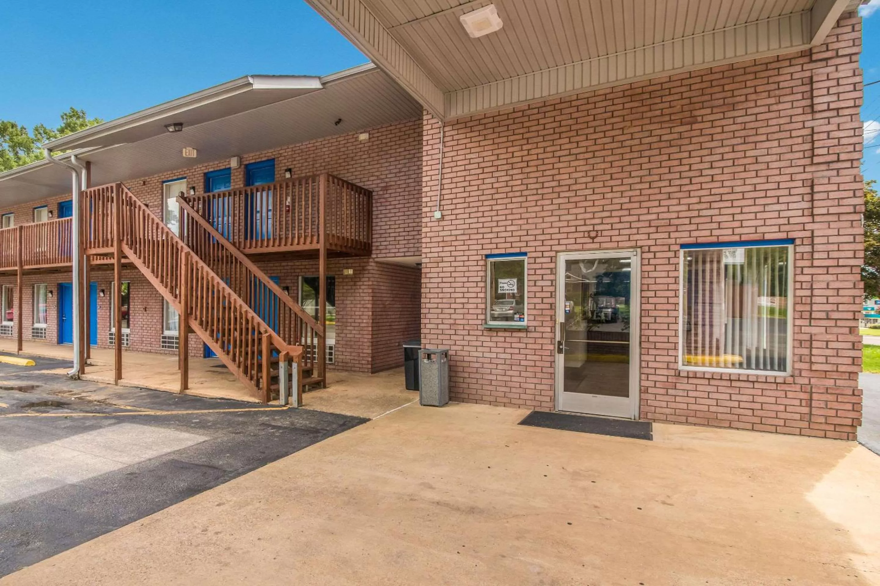 Property building in Rodeway Inn Bolivar